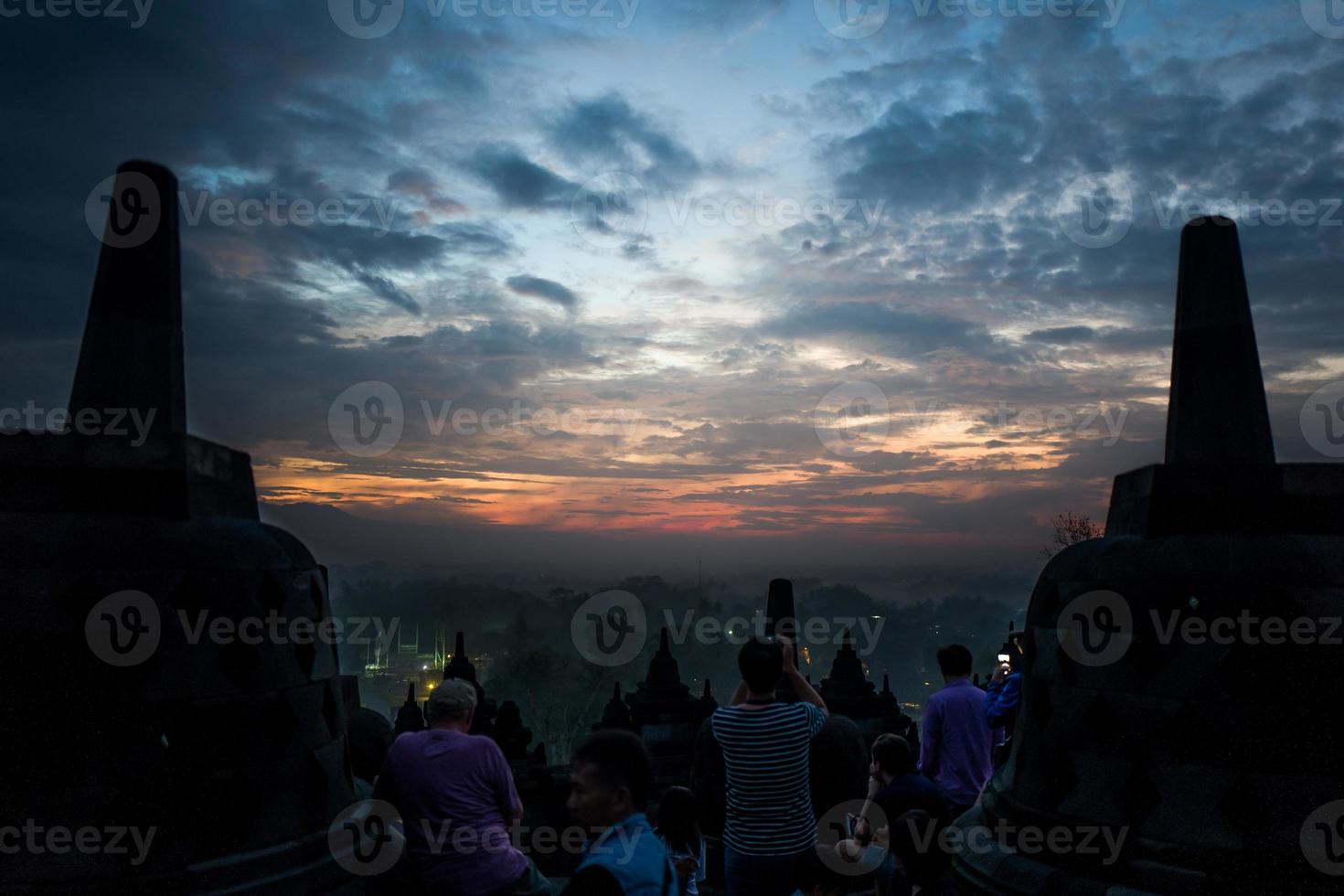 il tempio di borobudur all'alba foto