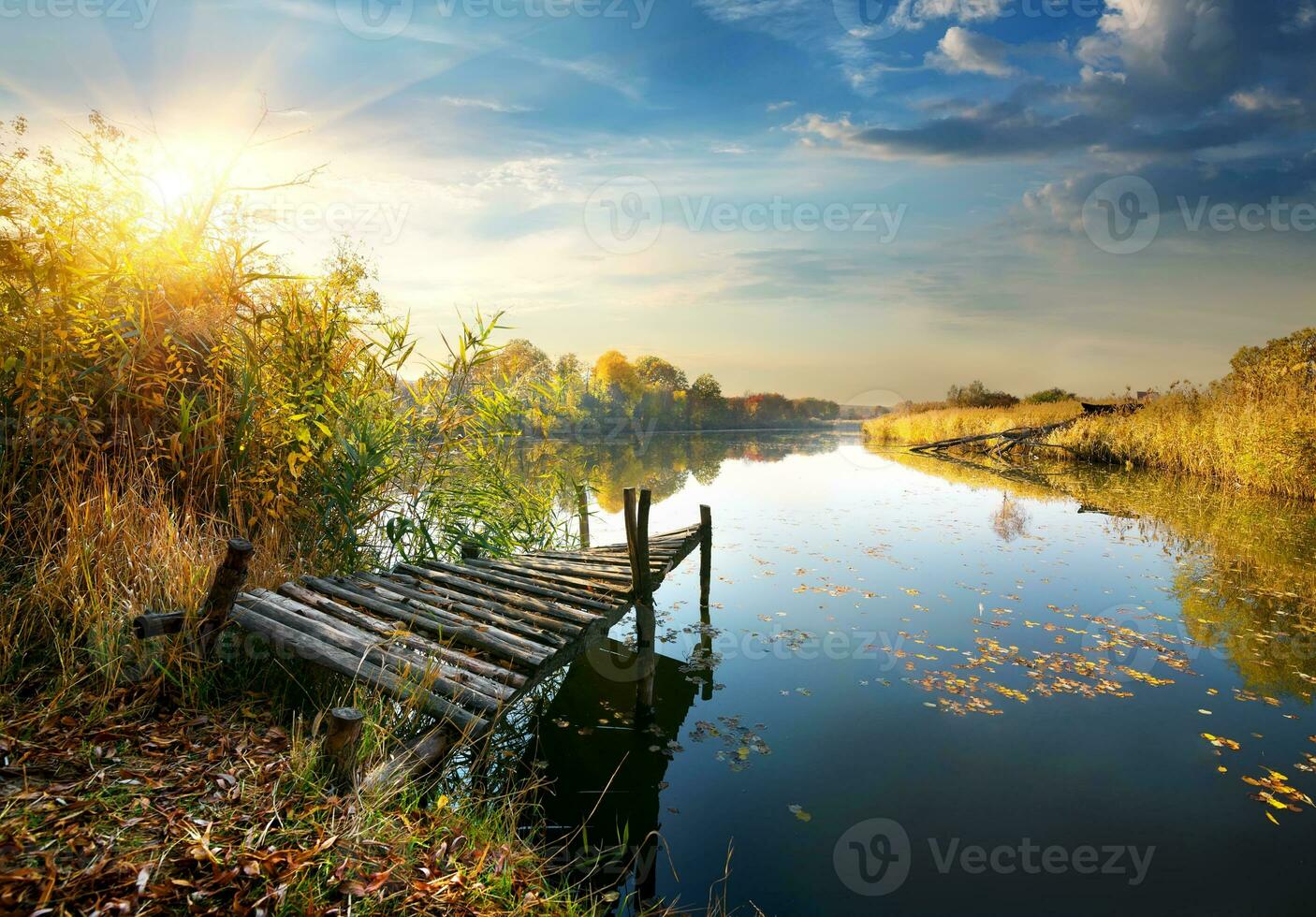 vecchio molo su autunno fiume foto