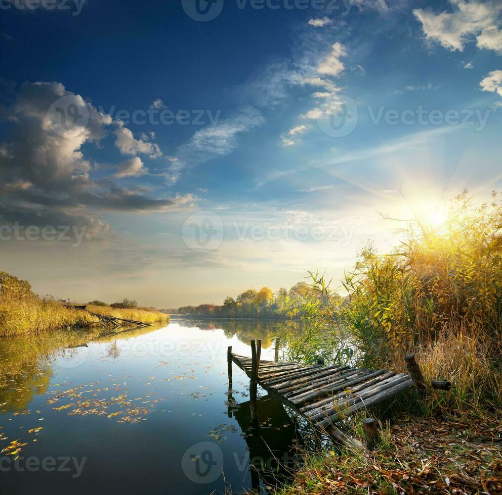 vecchio molo su autunno fiume foto