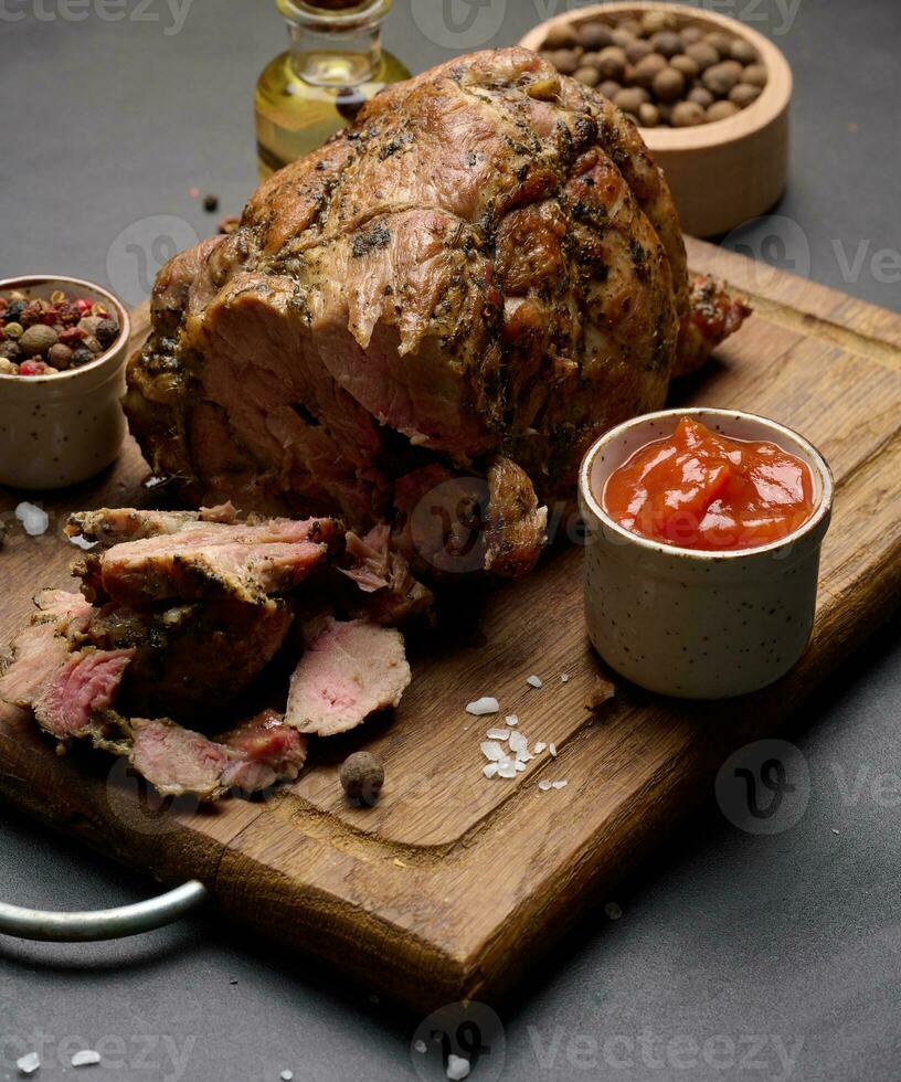 al forno Maiale collare con spezie su un' di legno asse, delizioso e succoso carne foto