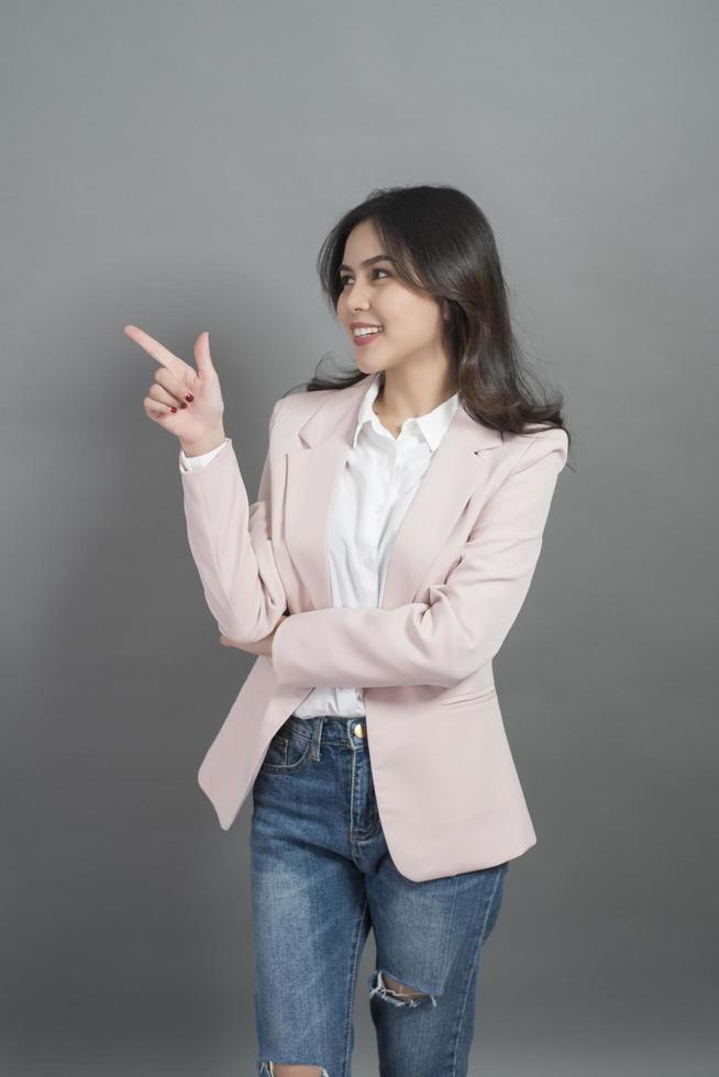 la donna d'affari asiatica è intelligente, ritratto in studio sfondo grigio foto