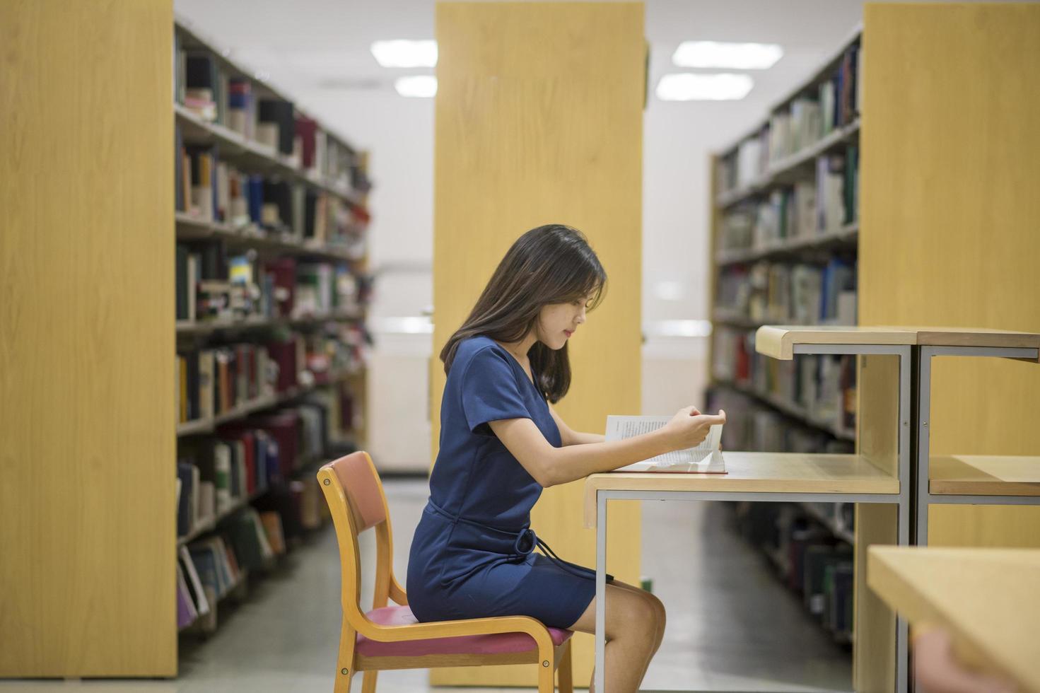 studentessa universitaria asiatica di belle donne in biblioteca foto