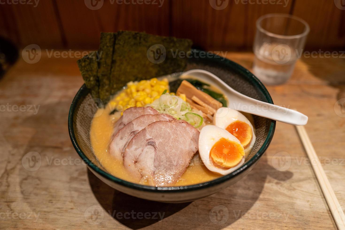 noodles ramen con carne e uova a tokyo foto