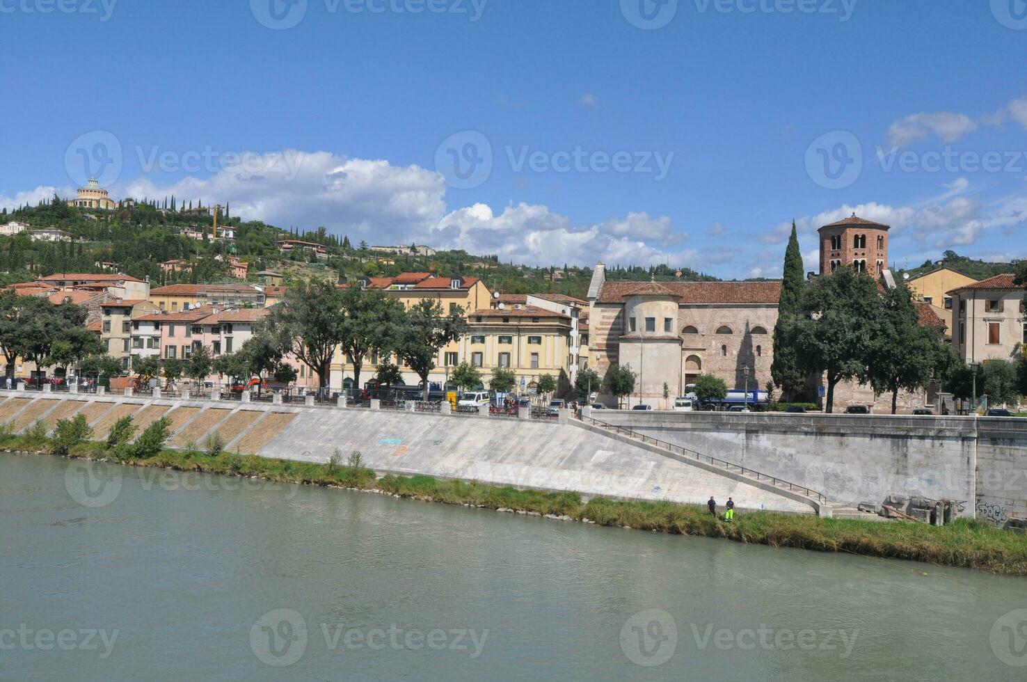 vista della città di verona foto