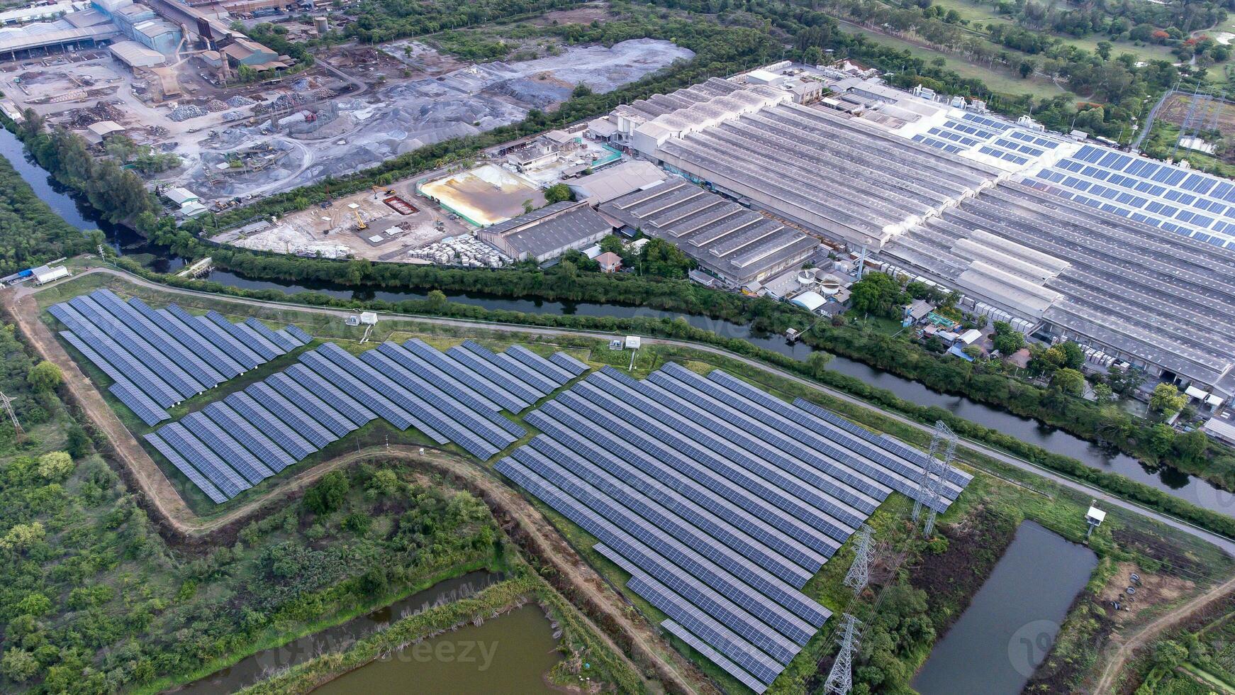 solare cellule agricoltura accanto con fiumi e fabbriche nel industriale la zona. verde mondo concetto con il ecosistema con tecnologia raccolta differenziata. foto