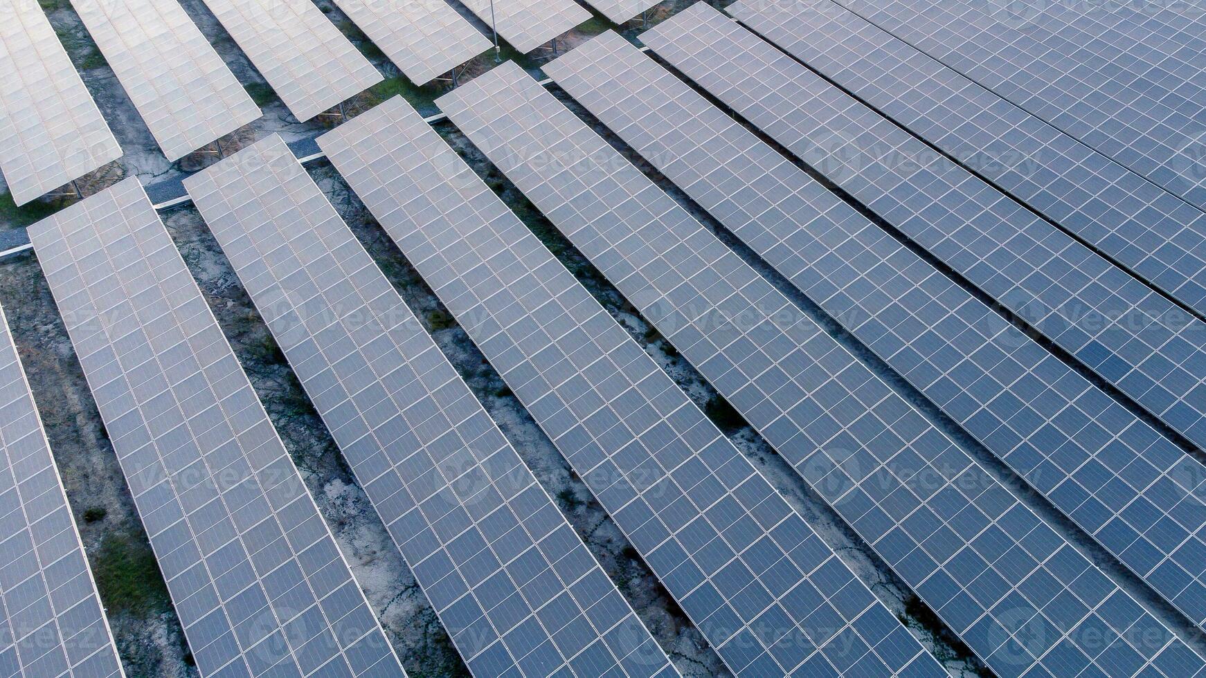 futuro verde energia e sostenibile elettricità risorsa concetto. all'aperto messa a fuoco su solare pannelli su tetti o fotovoltaico di fabbriche di drone. industriale tetto con solare cellula griglia con blu tono. foto