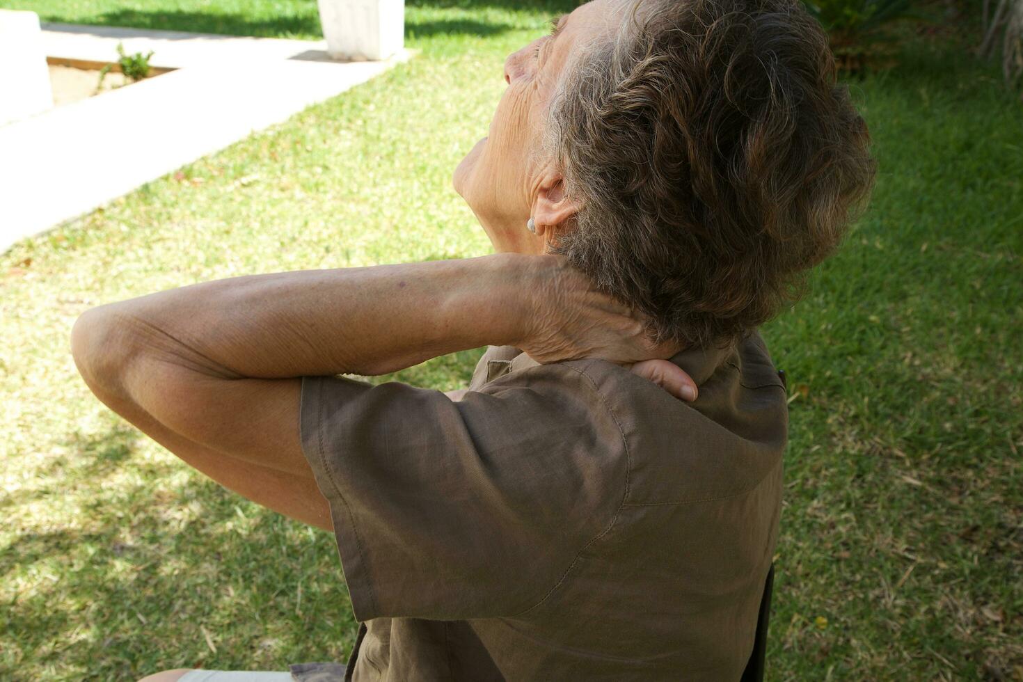 anziano donna e collo dolore foto