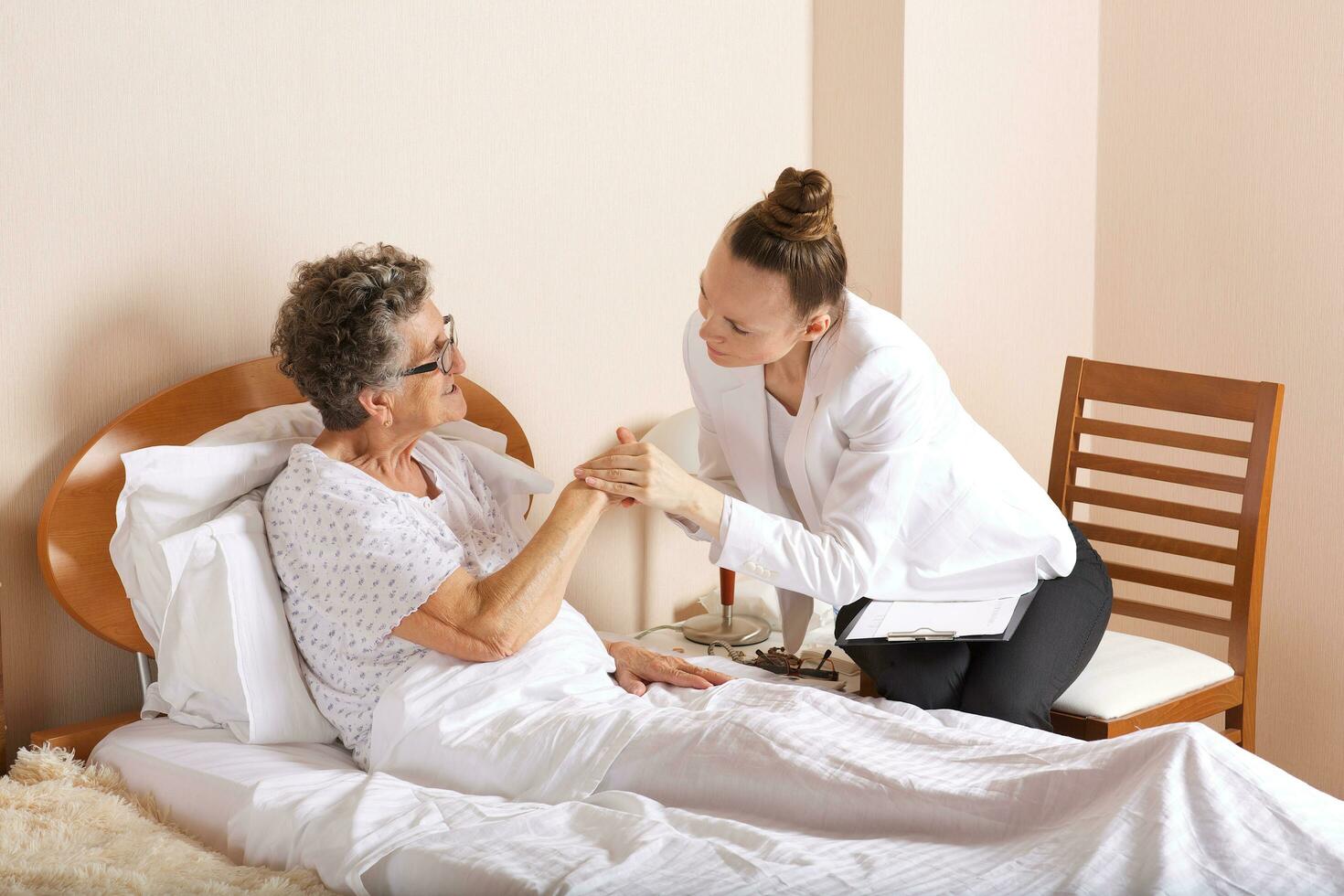 visitare di anziano sociale opera assistente per un vecchio donna foto