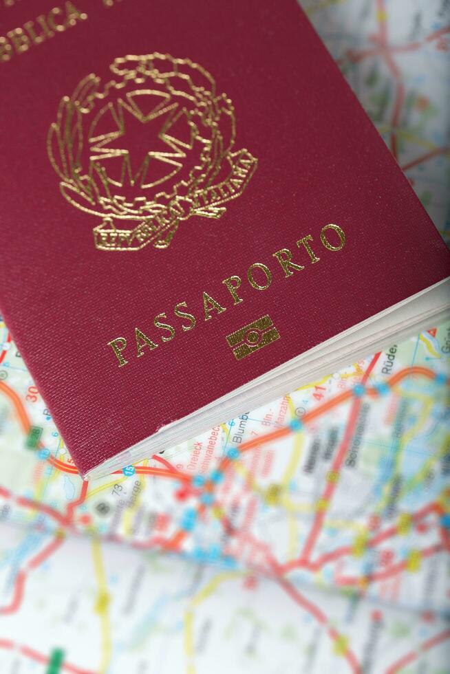 italiano passaporto su un' carta geografica. foto