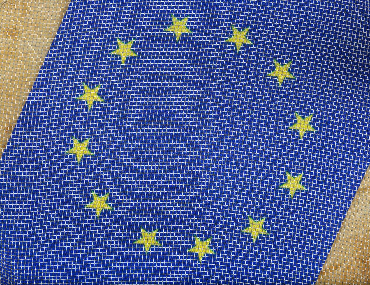 europeo bandiera sotto metallico rete. sfondo foto
