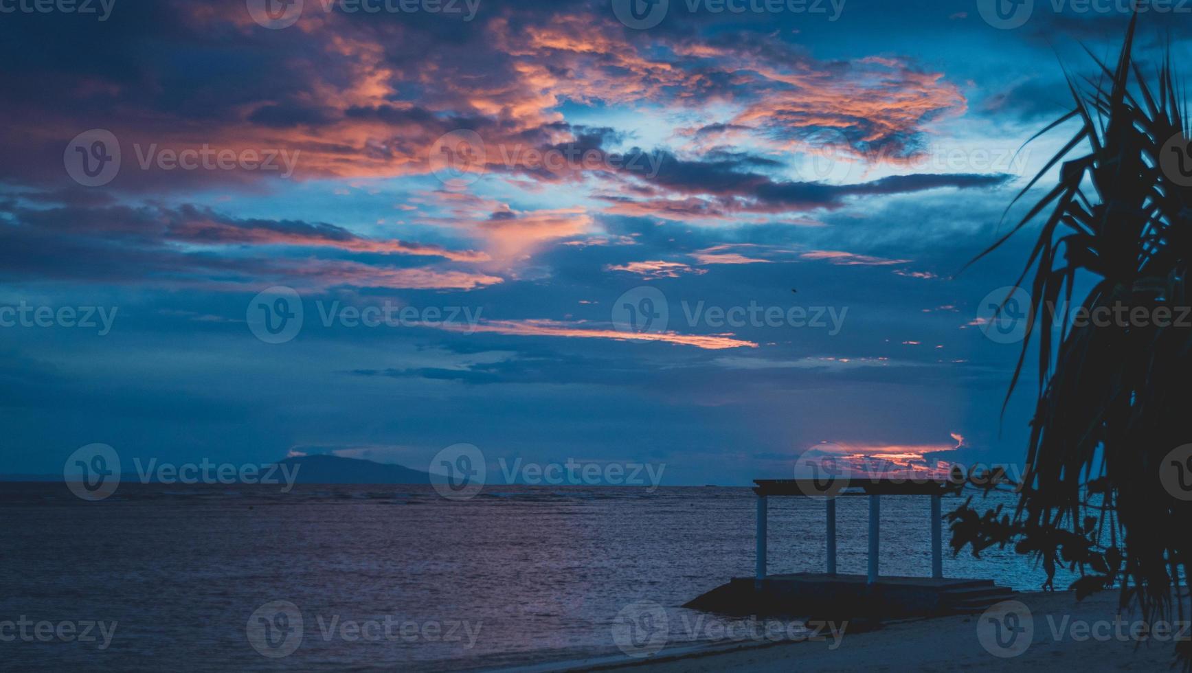 raggi viola del tramonto foto