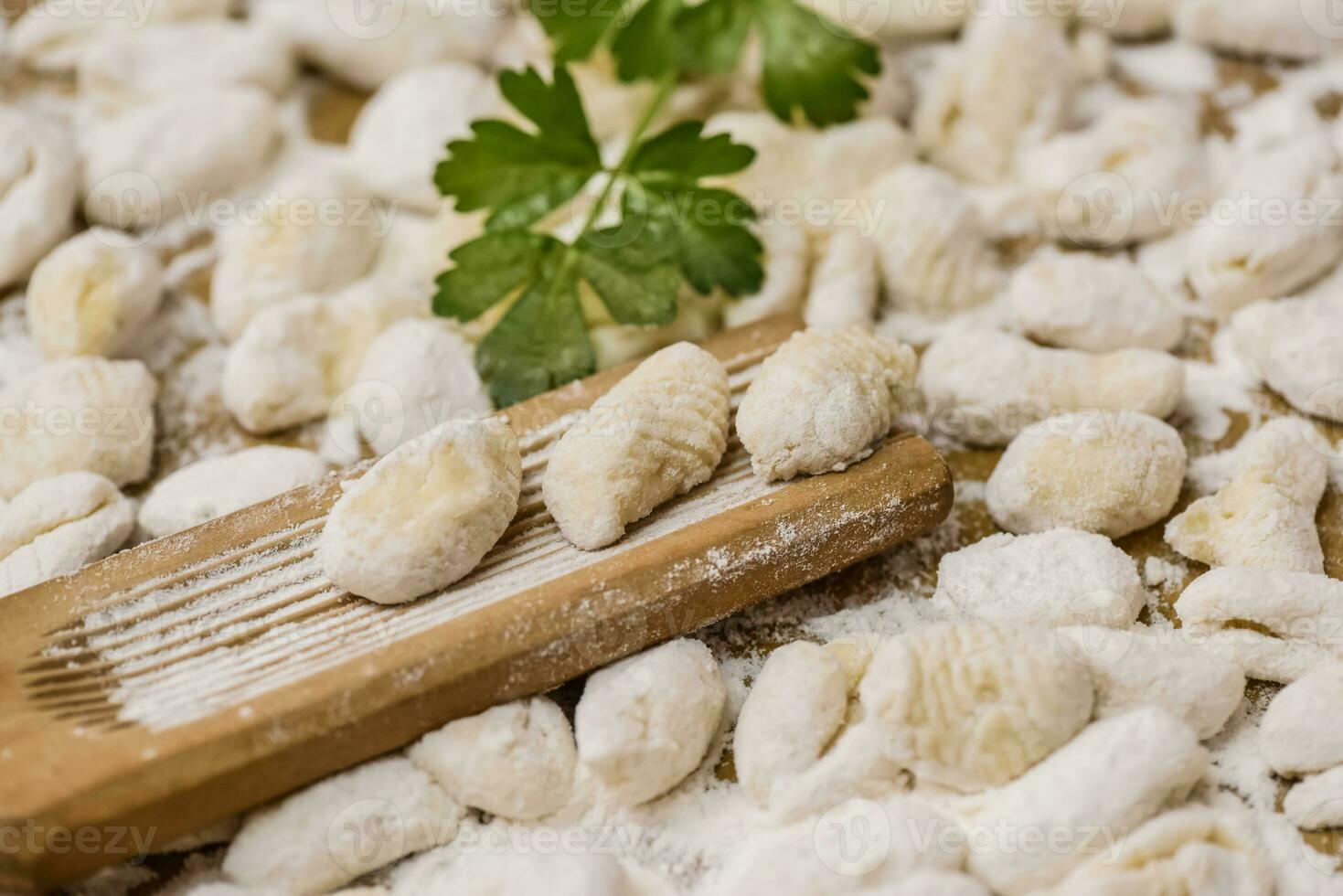 cucinare fatti in casa Gnocchi su il tavolo, italiano tradizione foto