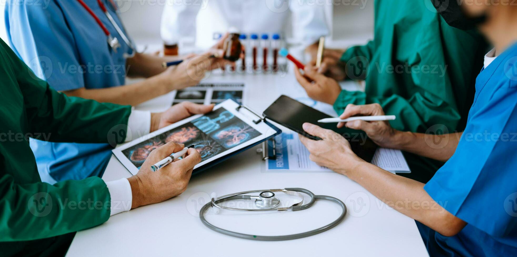 incontro squadra di medico e medico personale consultazione di il trattamento di cuore patologia, polmonite, gastrointestinale e stomaco malattie. e osteoporosi a moderno ospedale foto