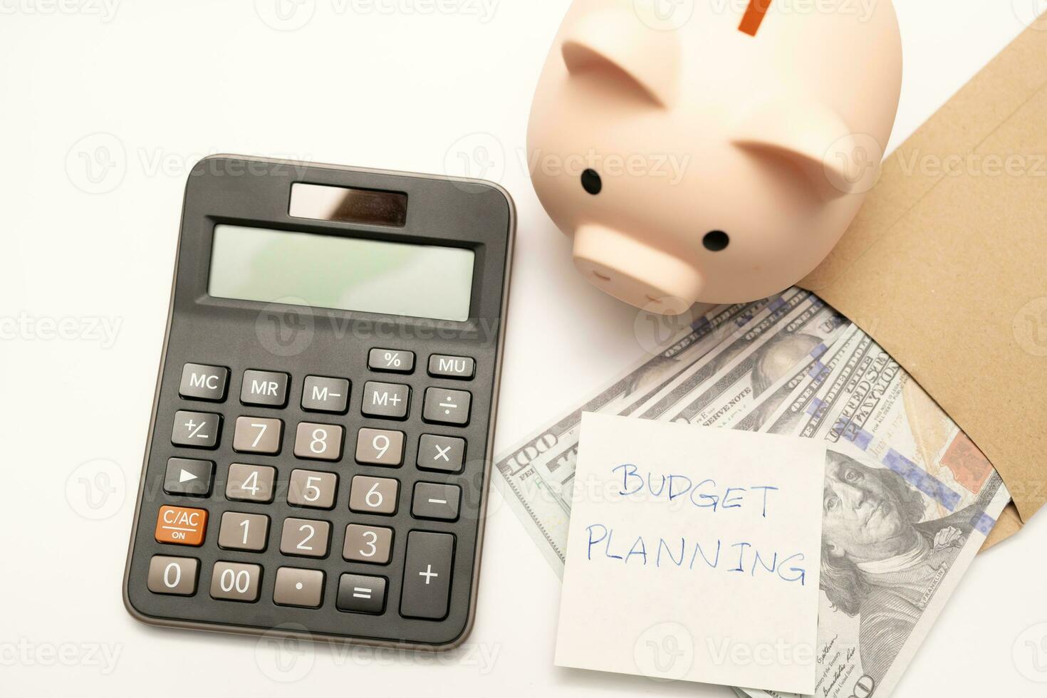i soldi bilancio pianificazione. porcellino banca con calcolatrice e i Quaderni su bianca sfondo, finanziario obbiettivo concetto. foto