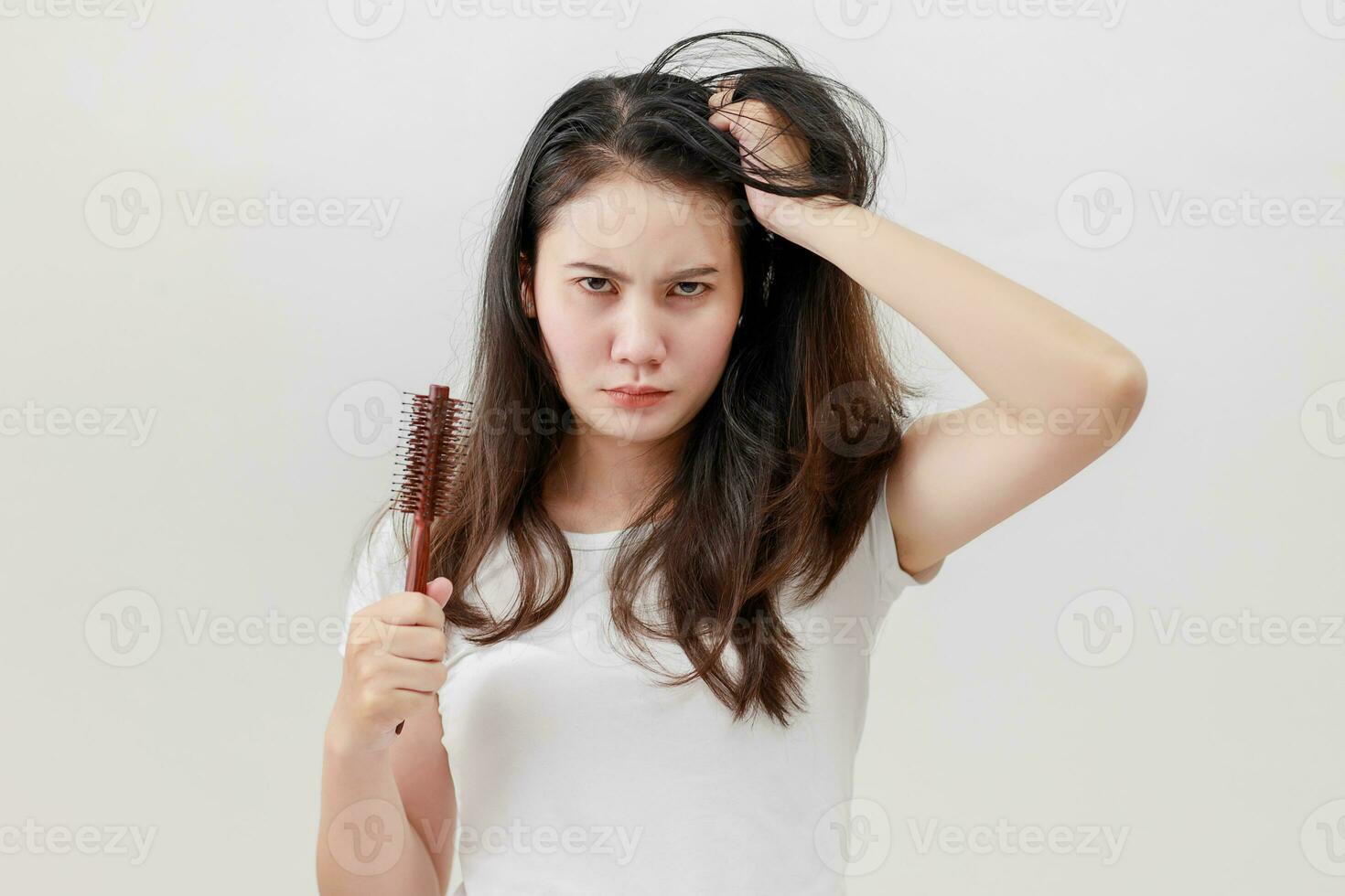 asiatico donne siamo preoccupato di loro danneggiato capelli causando un' mancanza di fiducia. capelli perdita trattamento concetto, danneggiato capelli, bellezza salone. foto