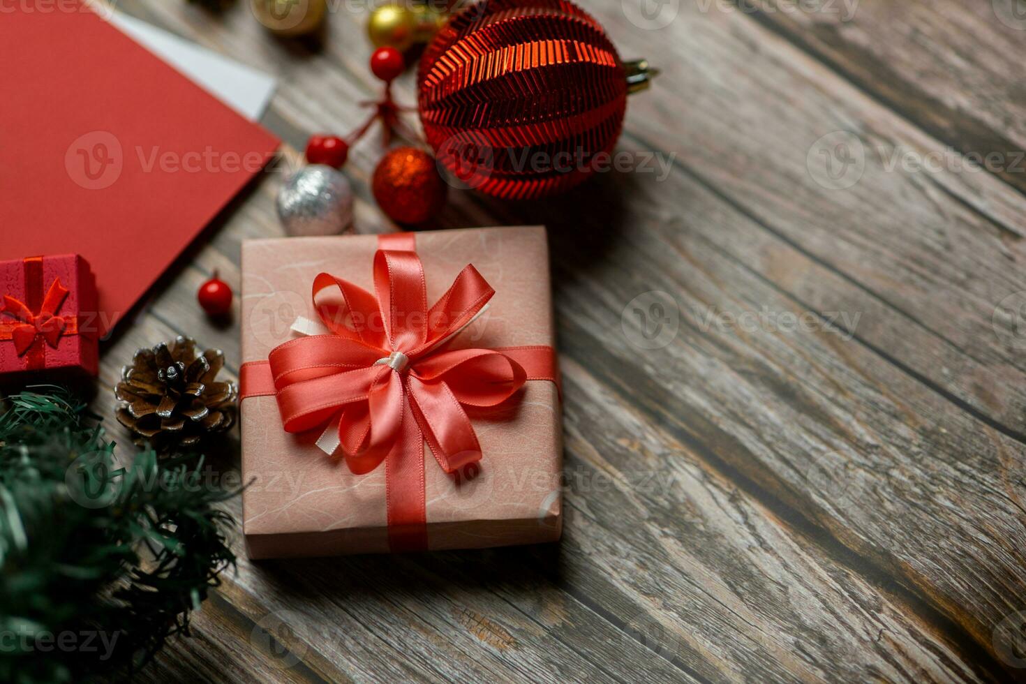 avvicinamento di rosa regalo scatola e Natale composizione su un' legna sfondo. disposizione Natale sfondo concetto. foto