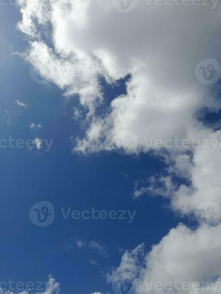 bianca nuvole nel il blu cielo. bellissimo luminosa blu sfondo. leggero nuvoloso, bene tempo atmosferico. Riccio nuvole su un' soleggiato giorno. foto