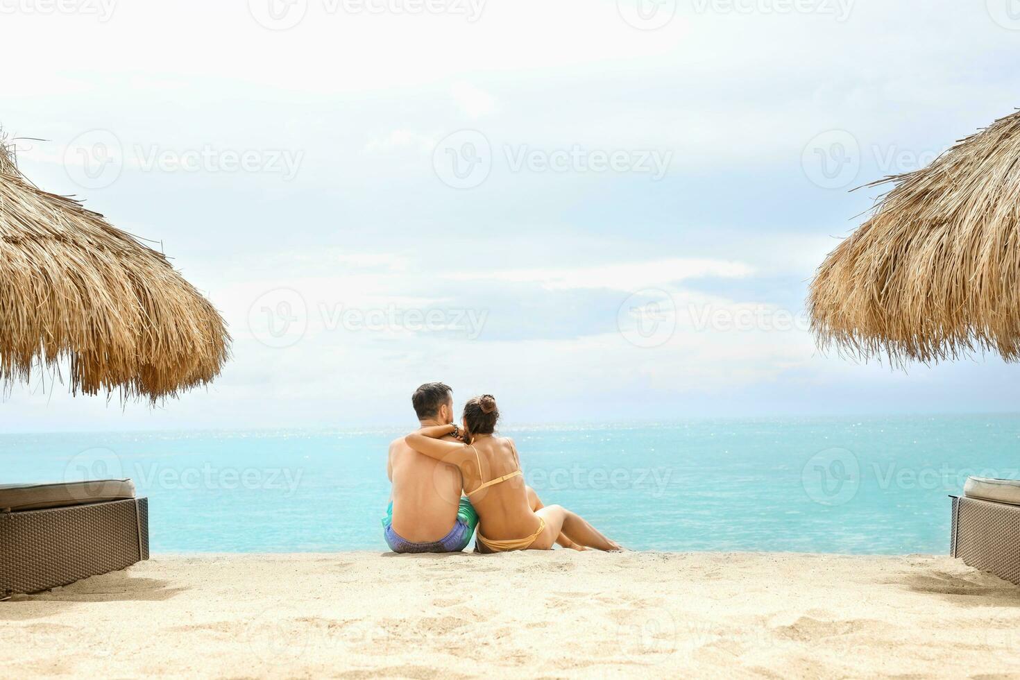coppia su il spiaggia godendo il acqua foto
