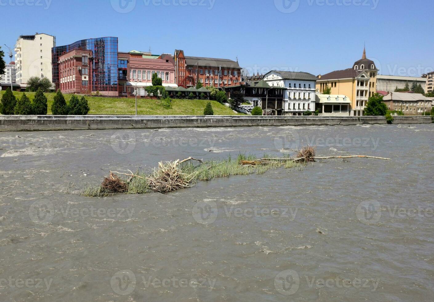 fiume con detriti dopo il alluvione Visualizza a partire dal il argine foto