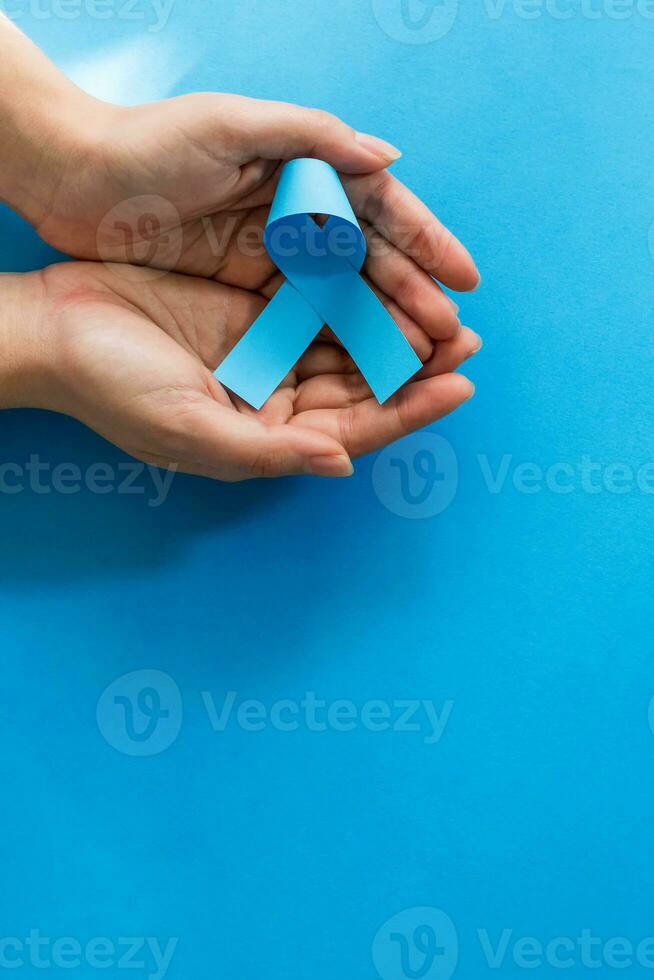 donna mani con blu nastri, prostata cancro consapevolezza. maschio Salute cura concetto. foto
