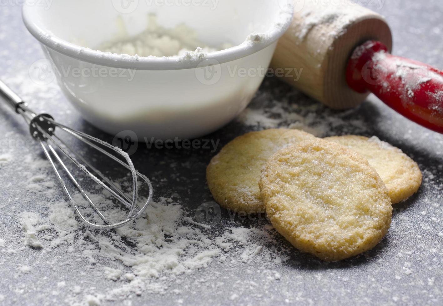 scena della cucina con biscotti di farina e zucchero foto