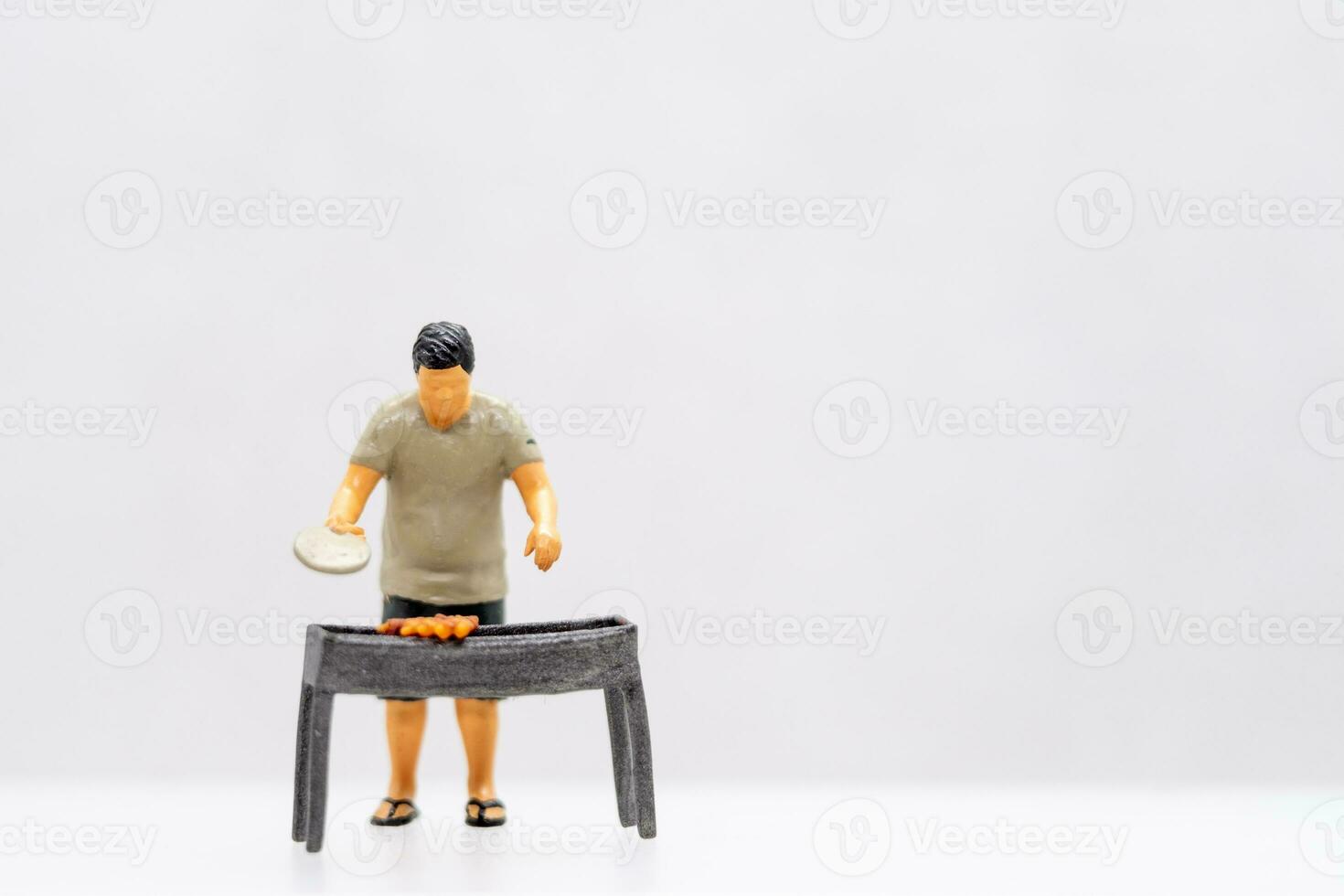 miniatura persone giovane uomo grigliate bbq foto