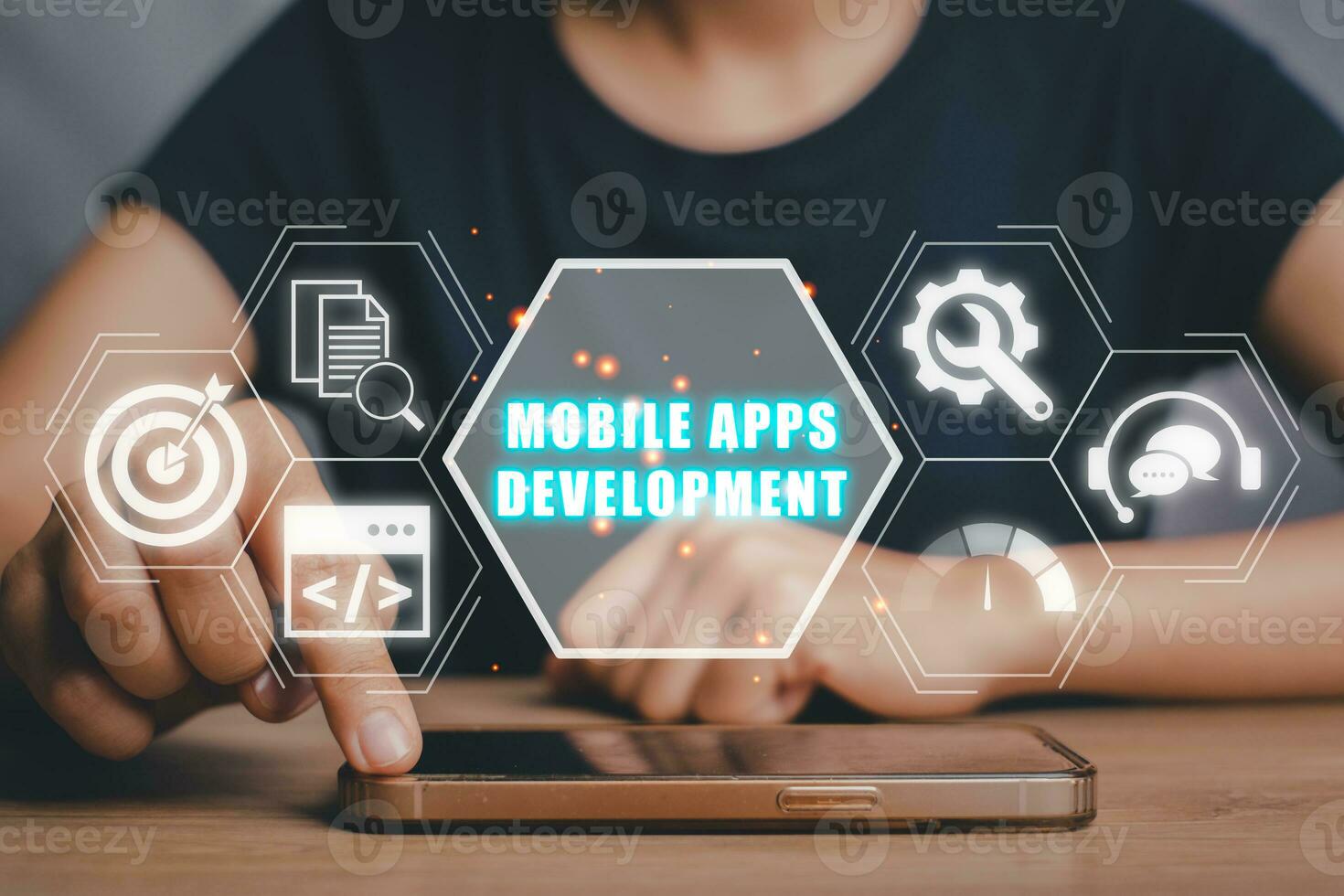 mobile applicazioni sviluppo concetto, persona mano toccante su inteligente Telefono su scrivania con mobile applicazioni sviluppo icona su virtuale schermo. foto