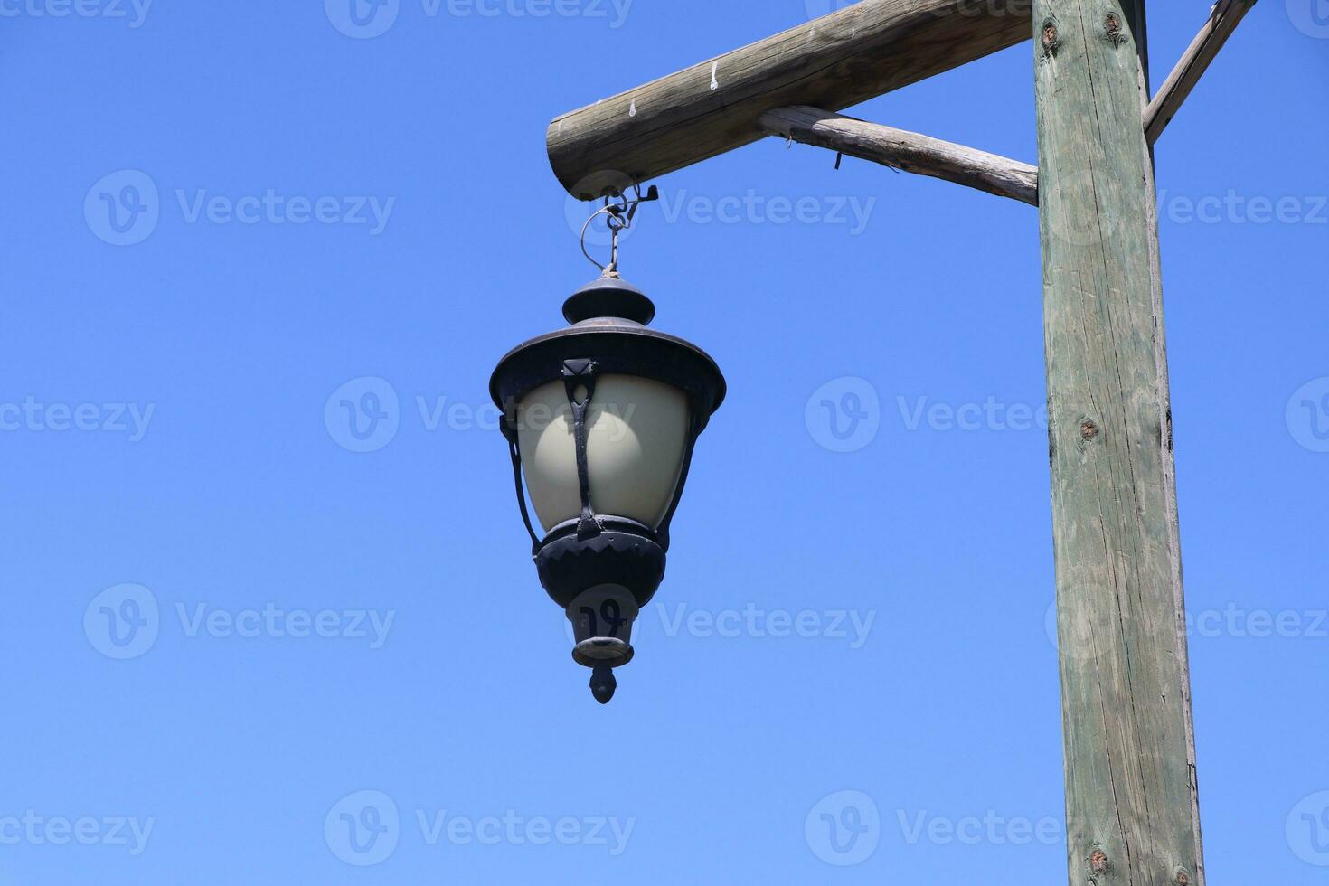 vecchio di legno lanterne sospeso su un' di legno polo. foto