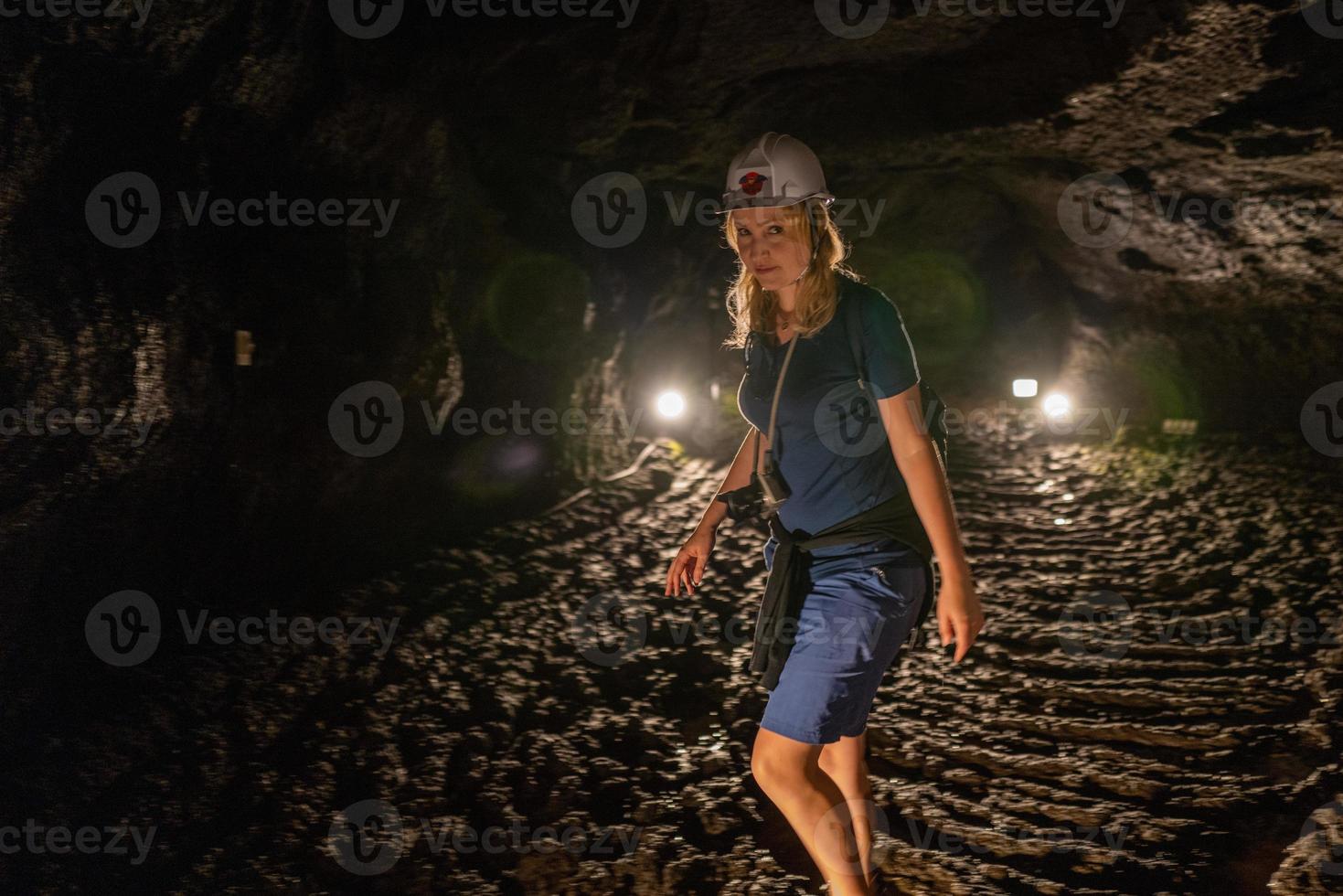 turista femminile caucasica nella grotta dei pipistrelli kawaguchiko foto