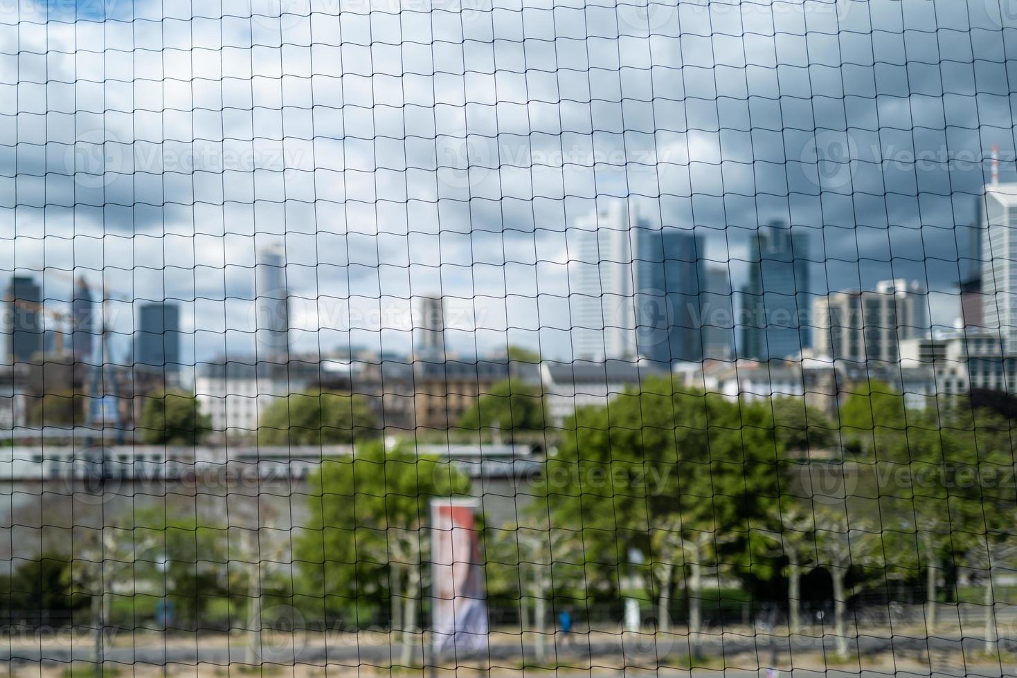 lo skyline di francoforte attraverso una rete foto