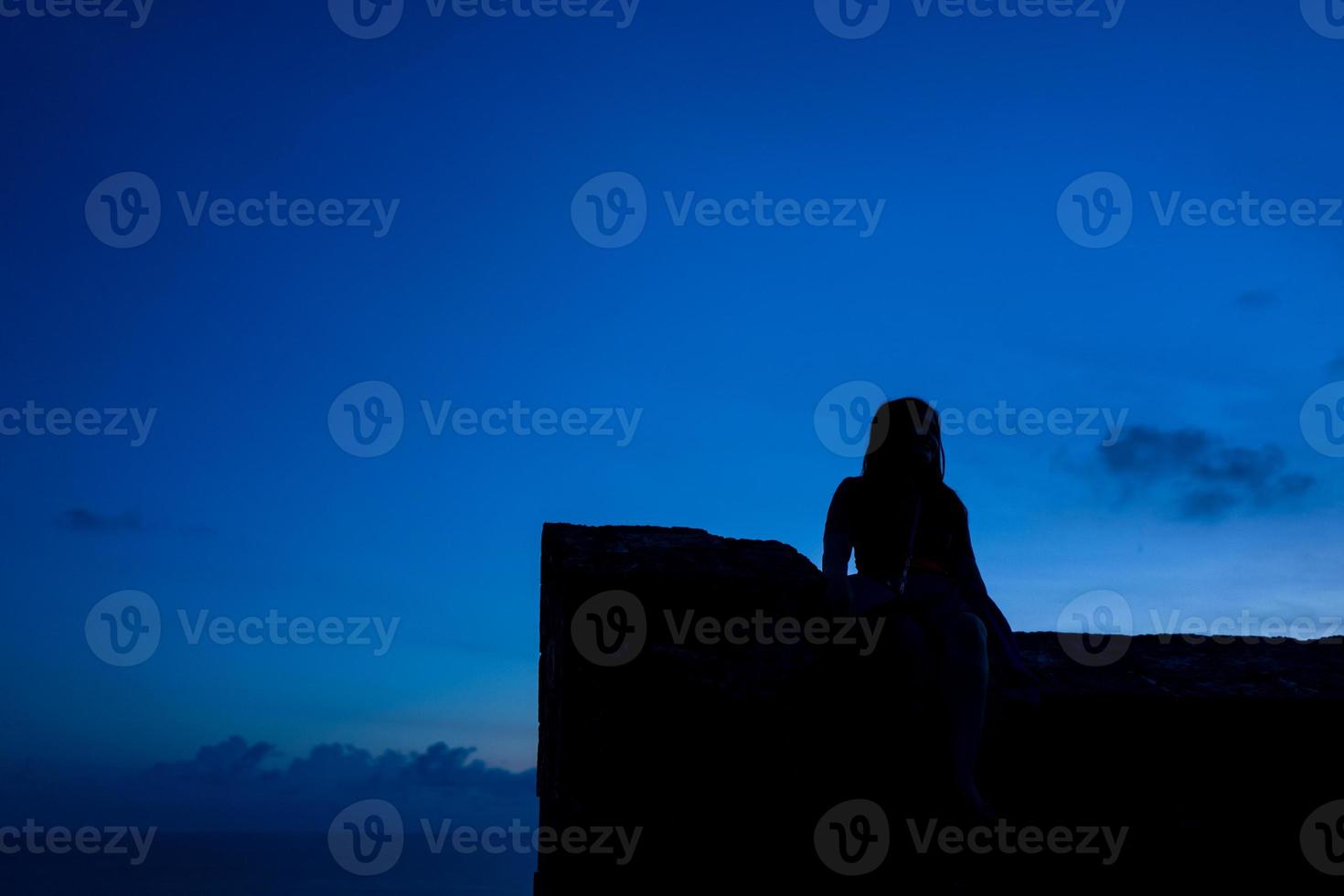 silhouette di una ragazza nell'area del tempio di uluwatu a bali foto