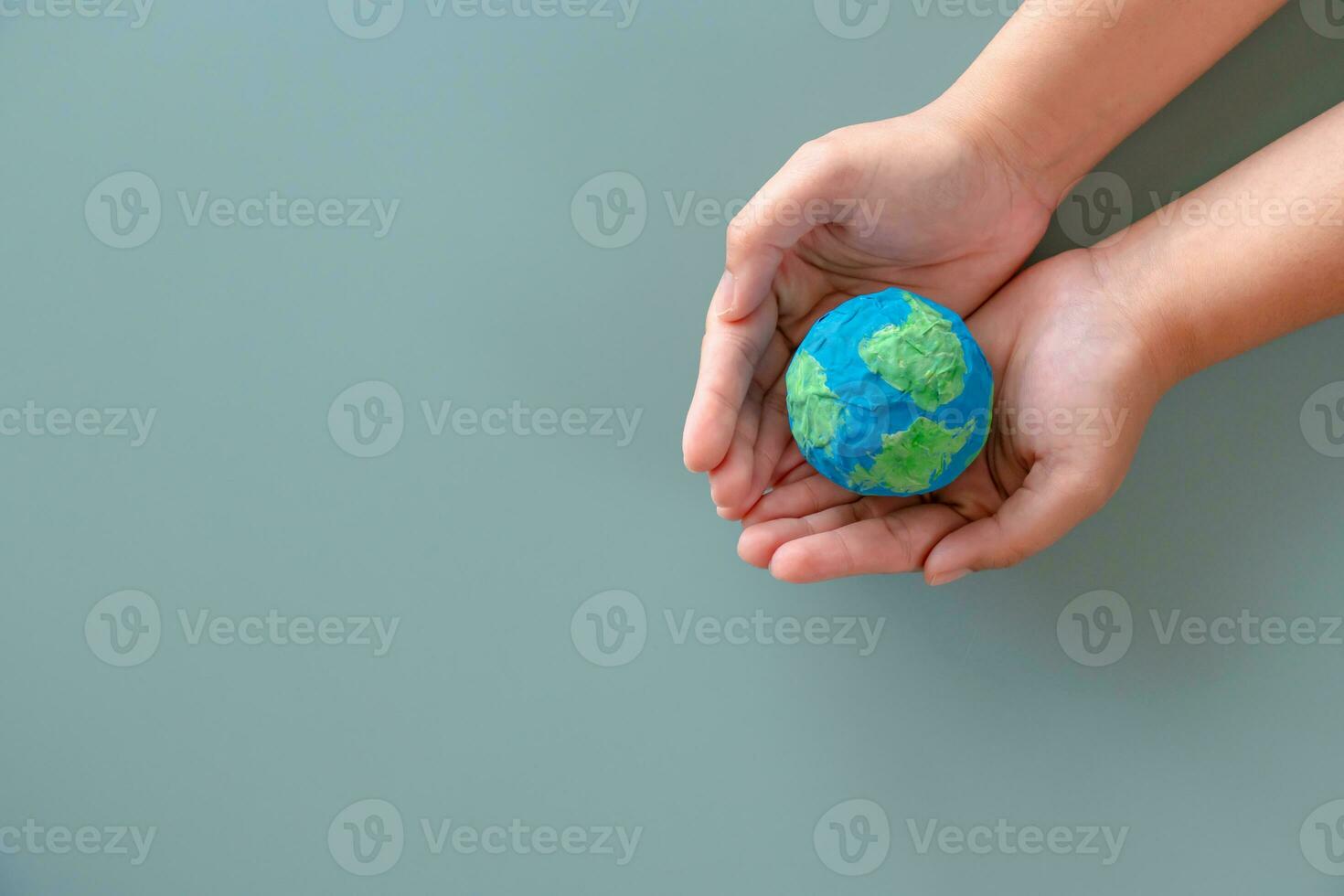 mani Tenere terra carta e acqua dipingere. concetto di proteggere il mondo a partire dal globale riscaldamento. sostenibilità argomento per Salva il mondo. foto