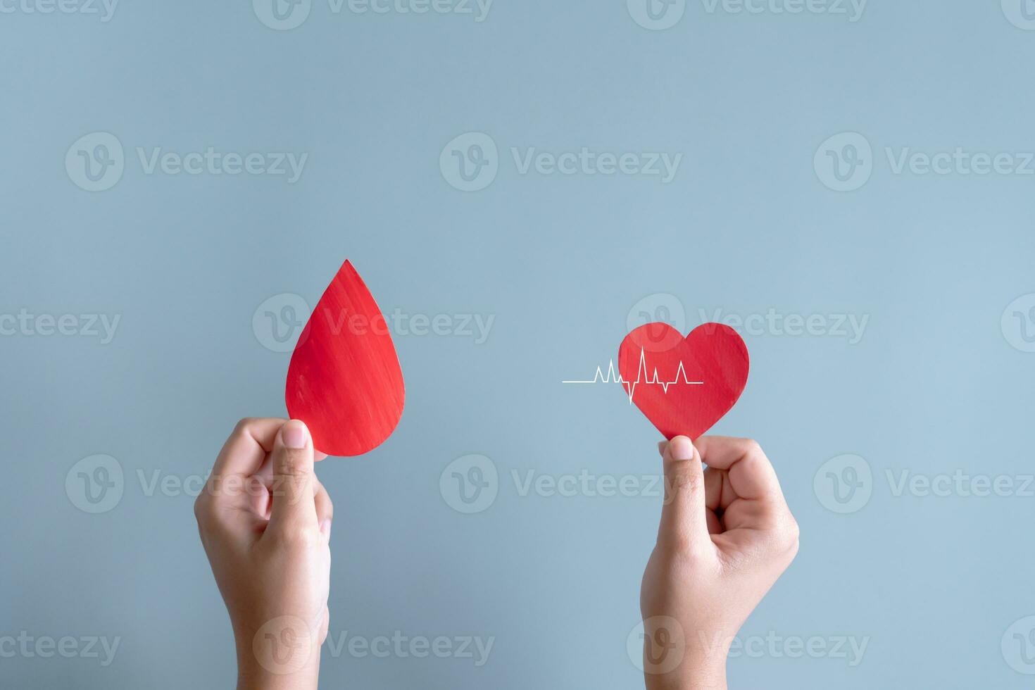 sangue donazione o medico chirurgia concetto. umano Tenere piccolo pezzo di carta sangue cartello e un' rosso cuore forma. dare sangue Salva su per tre vite. foto