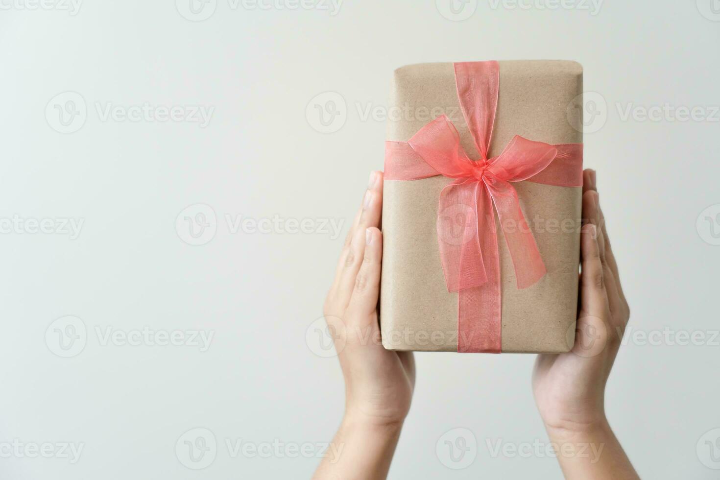 donna trasporto regalo carta scatola cravatta carino nastro per speciale occasione. consegna invio presente per qualcuno speciale per grazie o sorpresa. foto