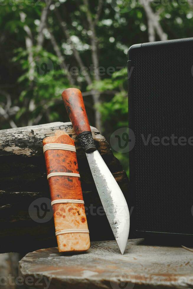 e-nep coltello tailandese nativo coltelli per sopravvivenza nel il foresta su un vecchio legname di legno foto