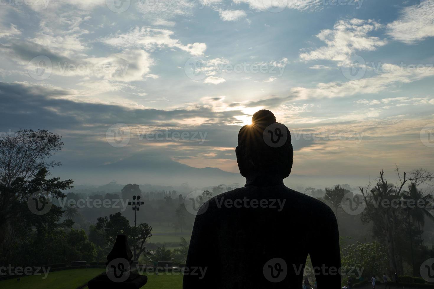 il tempio di borobudur all'alba foto