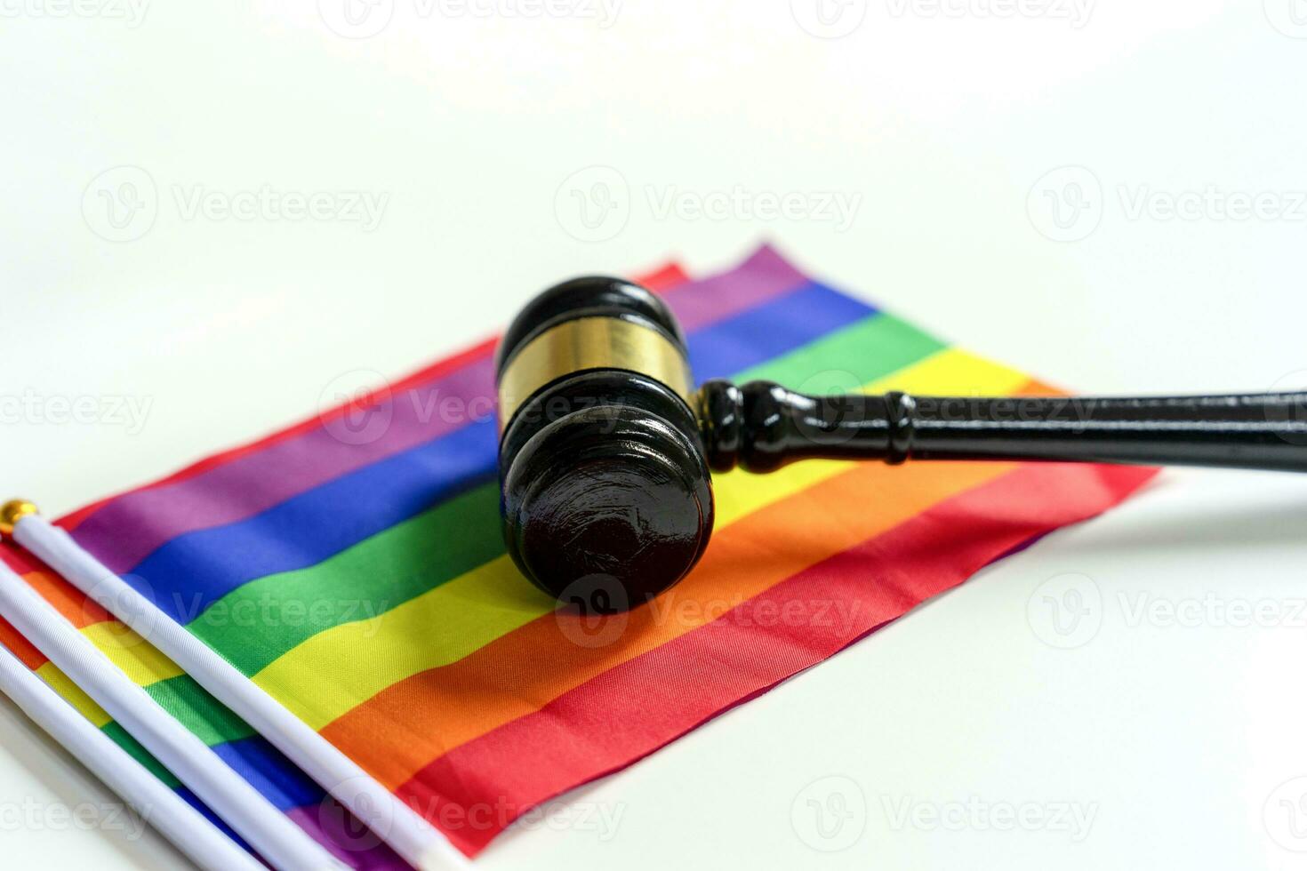 legna martelletto di avvocato su colorato arcobaleno orgoglio bandiere su bianca sfondo, concetto di lgbt uguaglianza Comunità movimento reclami per il diritti di Tribunale o legale per LGBTQ persone vita, amore, famiglia, matrimonio foto