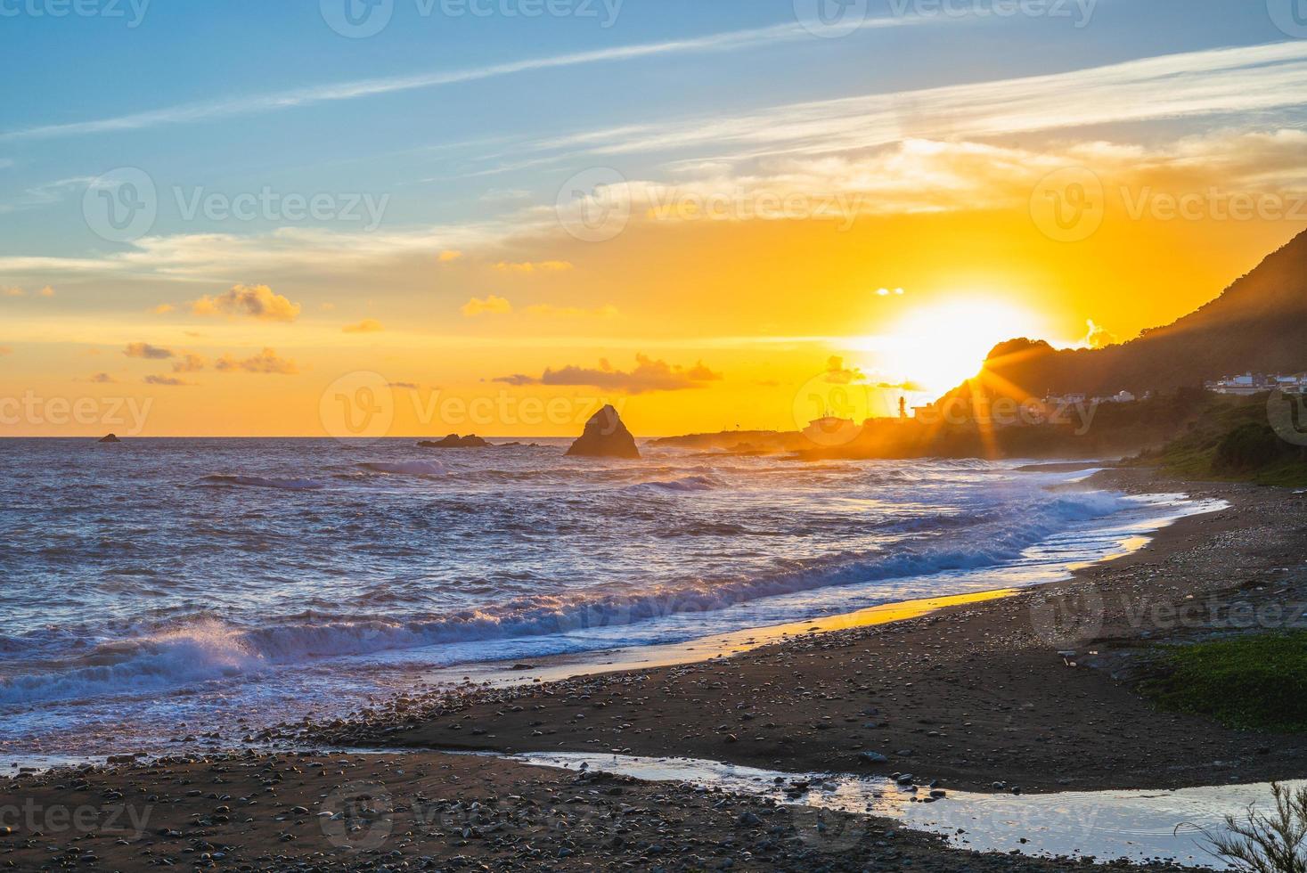 tramonto a badai bay a lanyu, taitung, taiwan foto