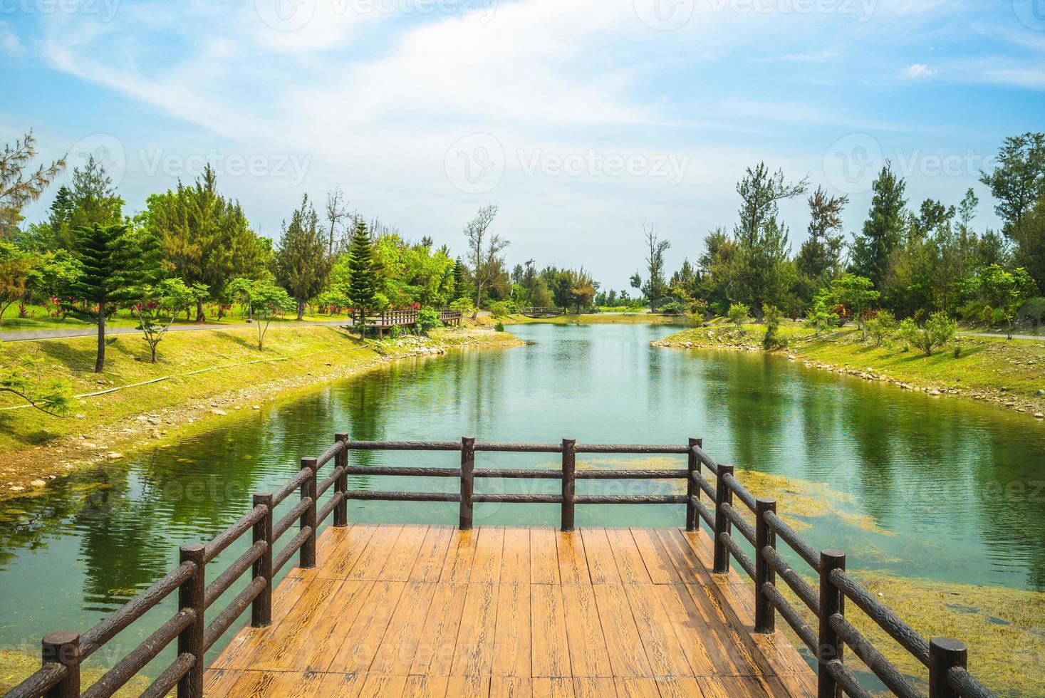 lago pipa nel parco forestale di taitung, taiwan foto