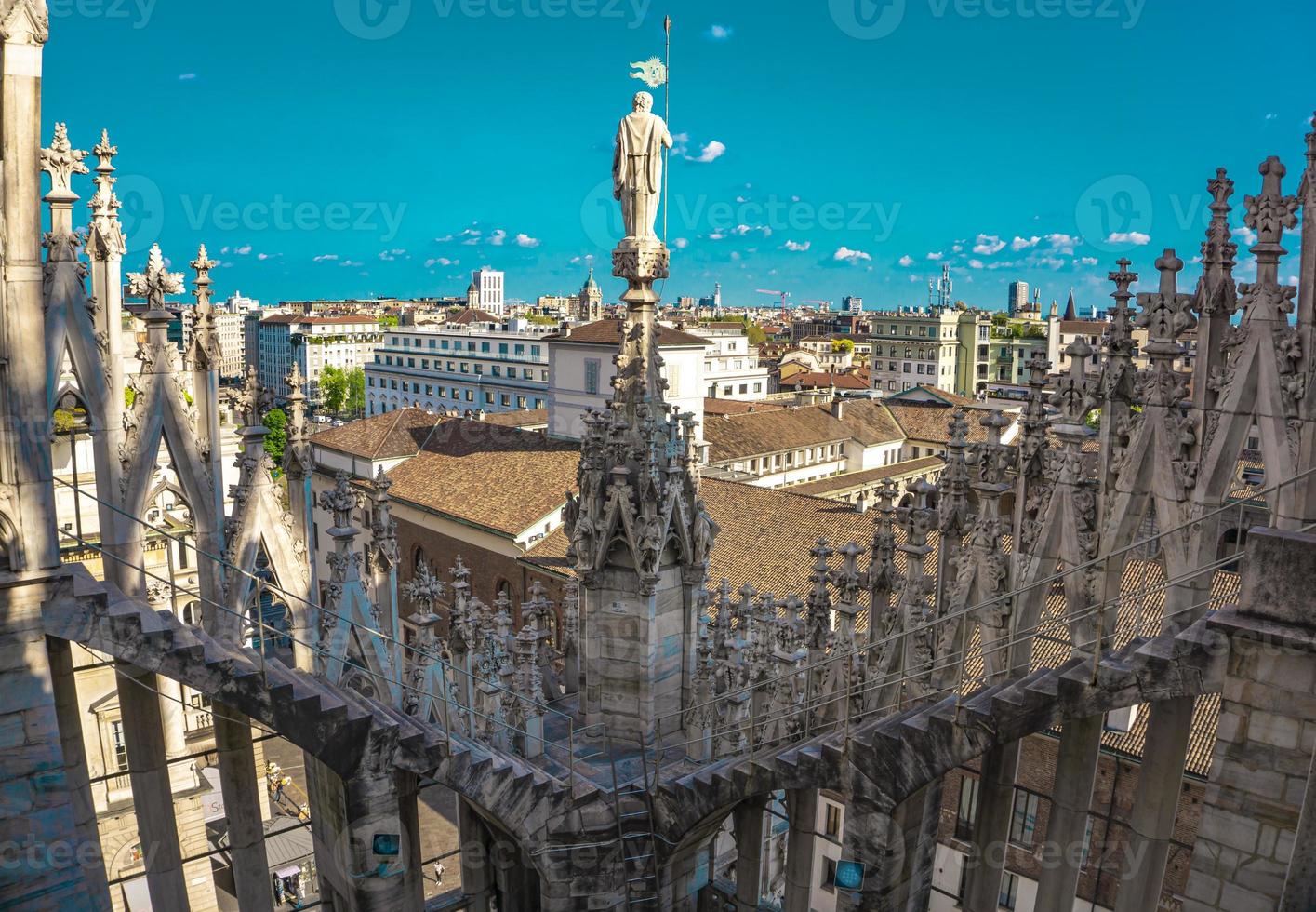 vista panoramica sullo skyline della città visto dalle terrazze del duomo di milano foto