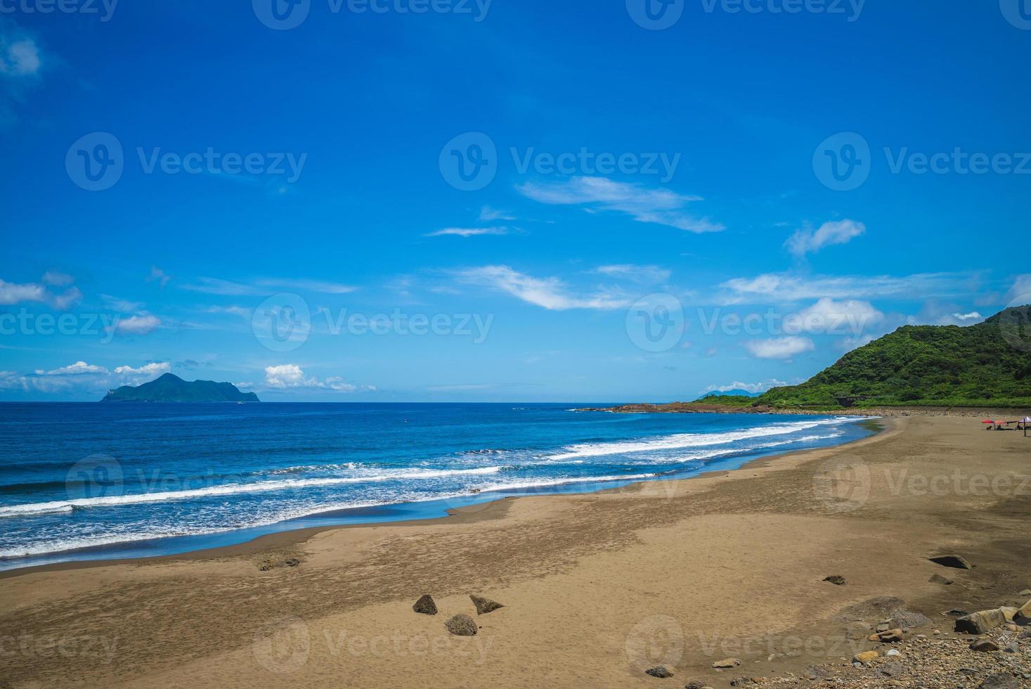 scenario della baia della luna di miele e dell'isola di gueishan a yilan, taiwan foto