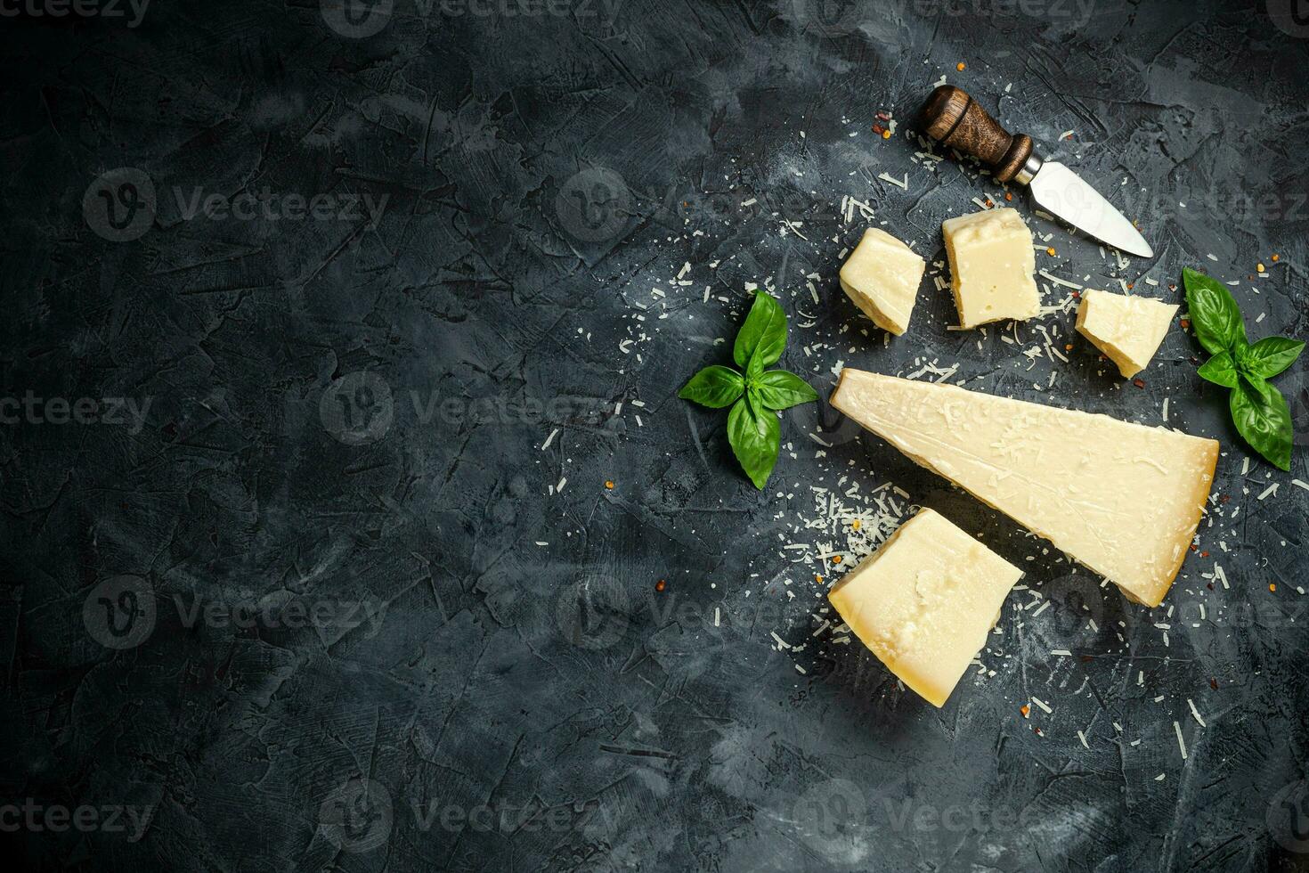 difficile formaggio su un' buio sfondo, difficile formaggio, posto per testo superiore Visualizza. foto