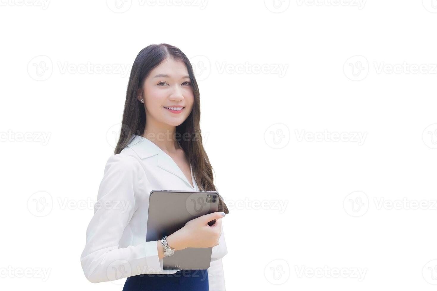 giovane asiatico attività commerciale donna è andando per il ufficio o posto di lavoro quale lei detiene bloc notes nel sua mani isolato su bianca sfondo. foto