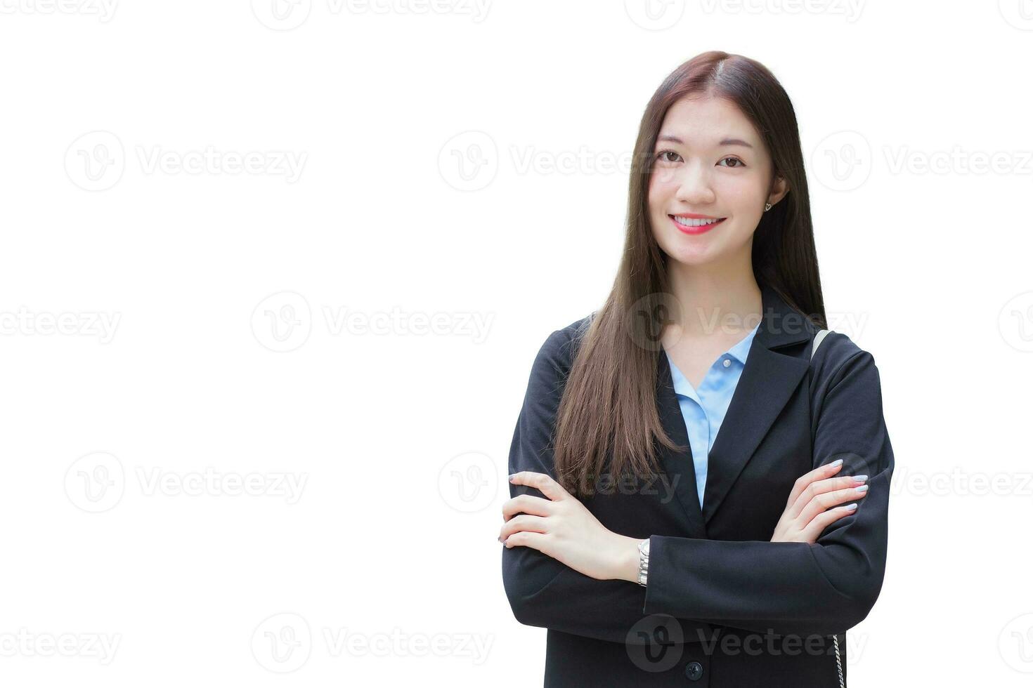 bellissimo adulto giovane età asiatico professionale Lavorando femmina nel nero completo da uomo braccia attraversato e sembra a il telecamera sua sorridente felicemente isolato su bianca sfondo. foto