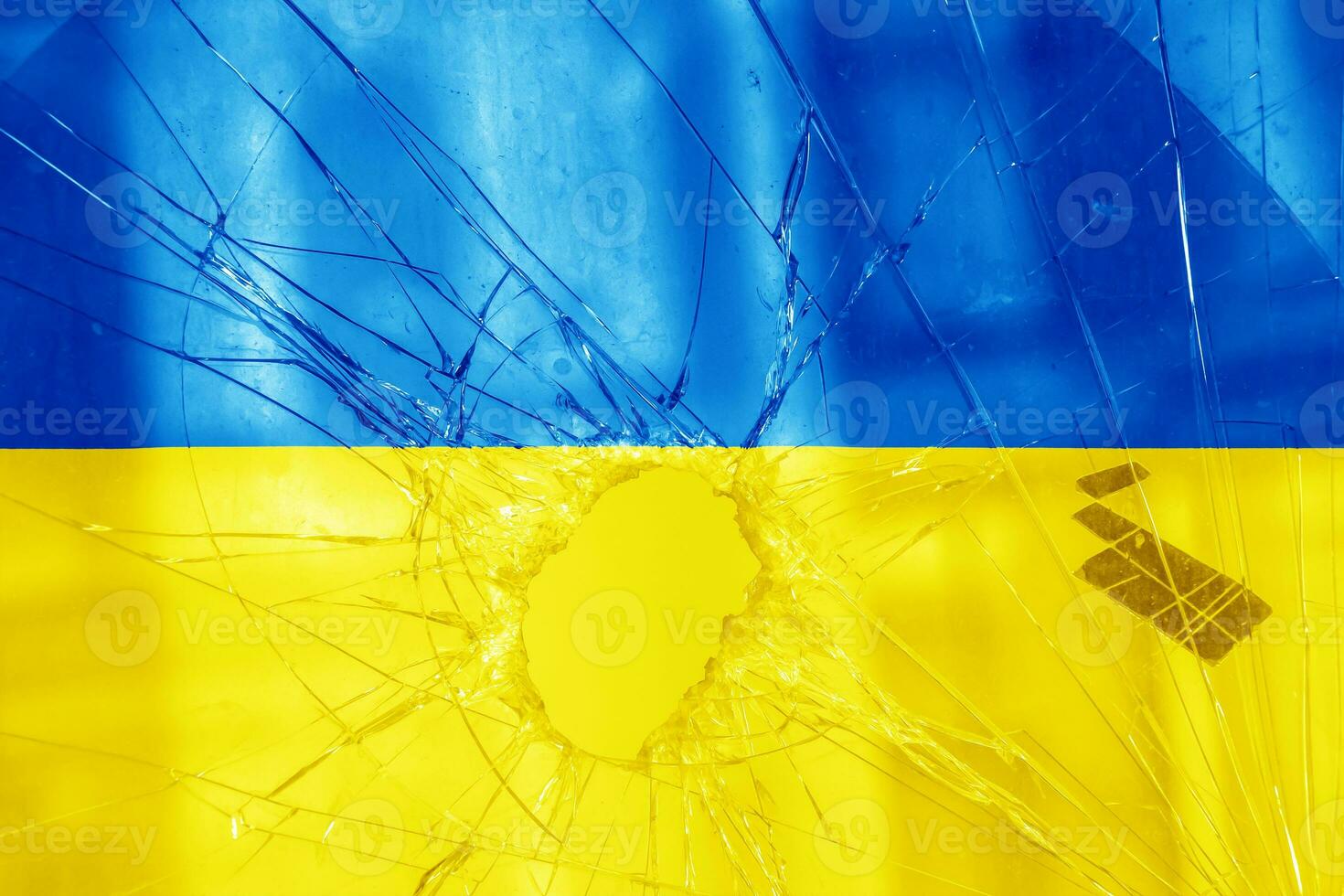proiettile buco, crepe nel il bicchiere su un' giallo-blu sfondo. Ucraina bandiera su rotto bicchiere struttura. concetto, russo-ucraino guerra foto