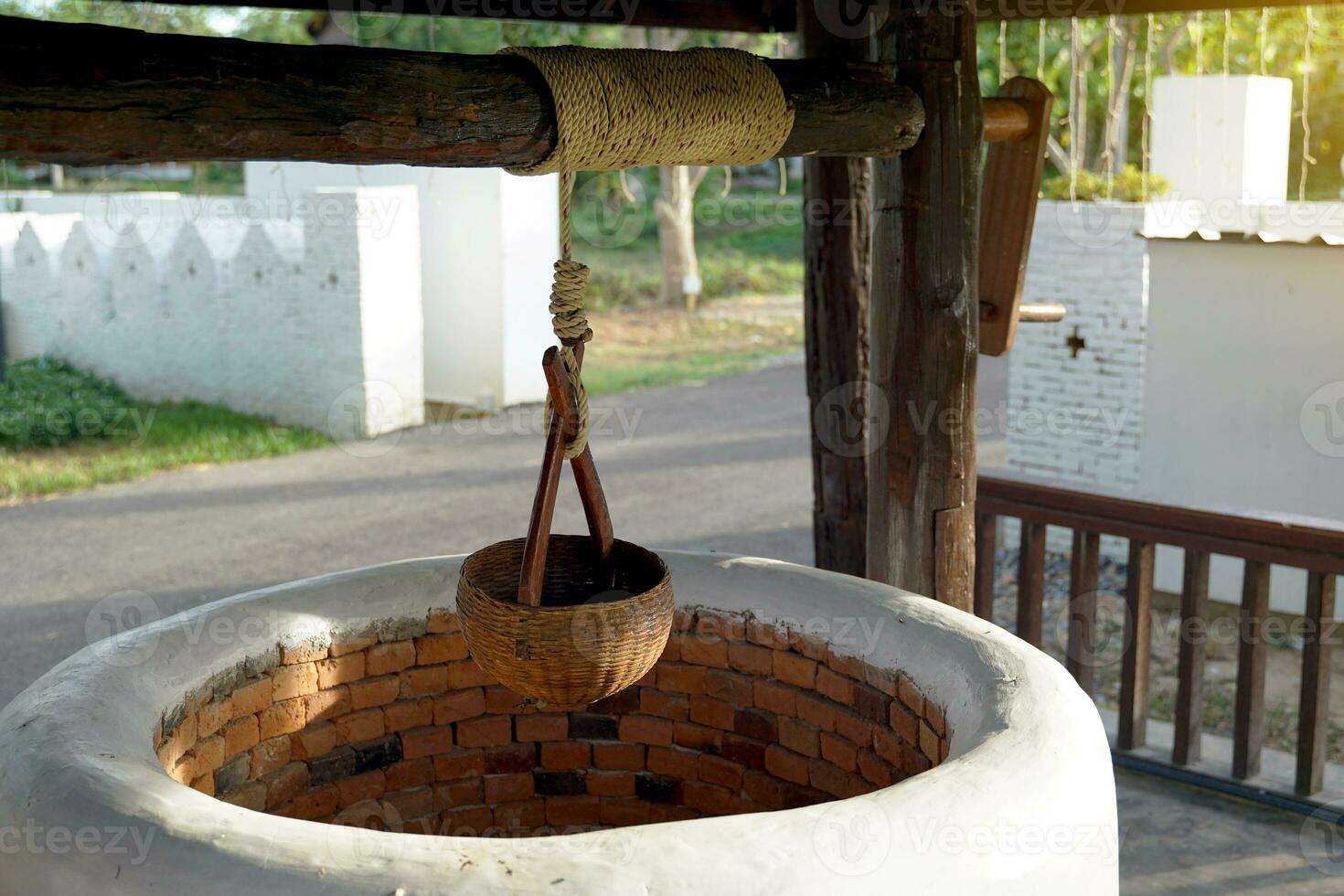 un antico bene o verricello per andare a prendere acqua a partire dal un' bene è costruito utilizzando semplice fisica meccanica di ruota e asse. Questo volontà Aiuto ridurre il sforzo per disegnare acqua a partire dal il bene. foto