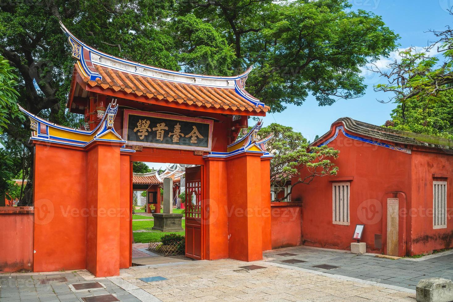 la porta del tempio confuciano di taiwan a tainan foto