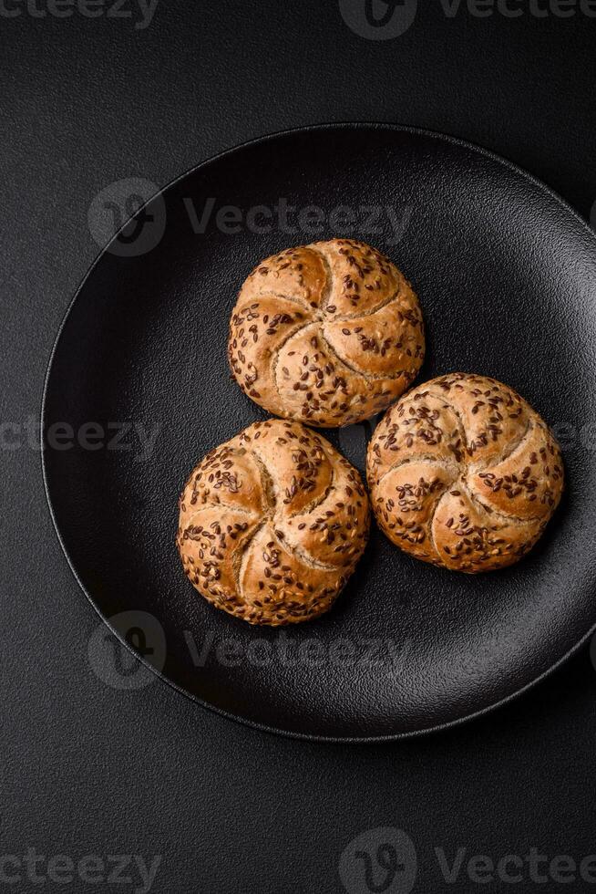 delizioso appena al forno croccante ciambella o Kaiser rotolo con sesamo semi foto