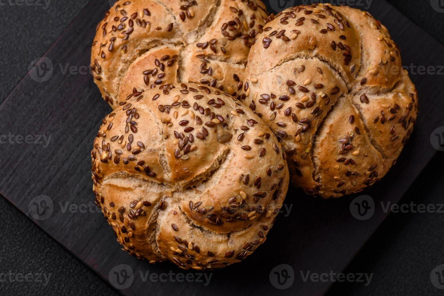 delizioso appena al forno croccante ciambella o Kaiser rotolo con sesamo semi foto