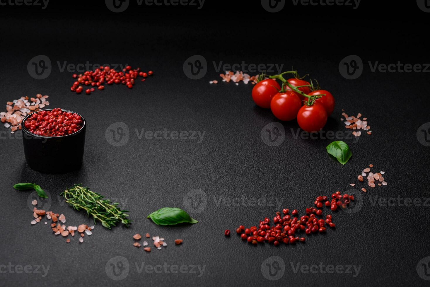 ingredienti per cucinando ciliegia pomodori, sale, spezie e erbe aromatiche foto